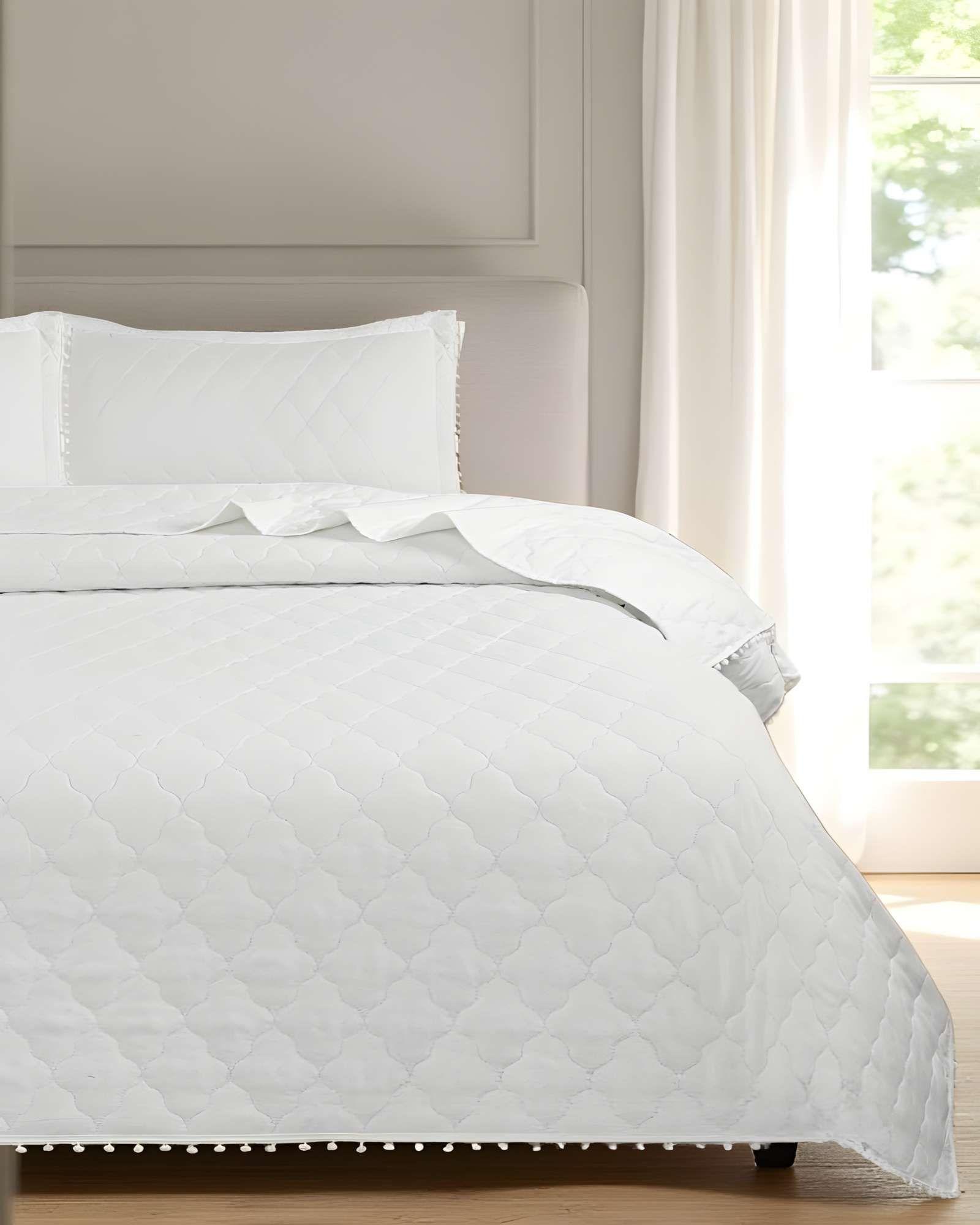 CUBRECAMA QUILT DE VERANO CON POMPONES KING BLANCO-2