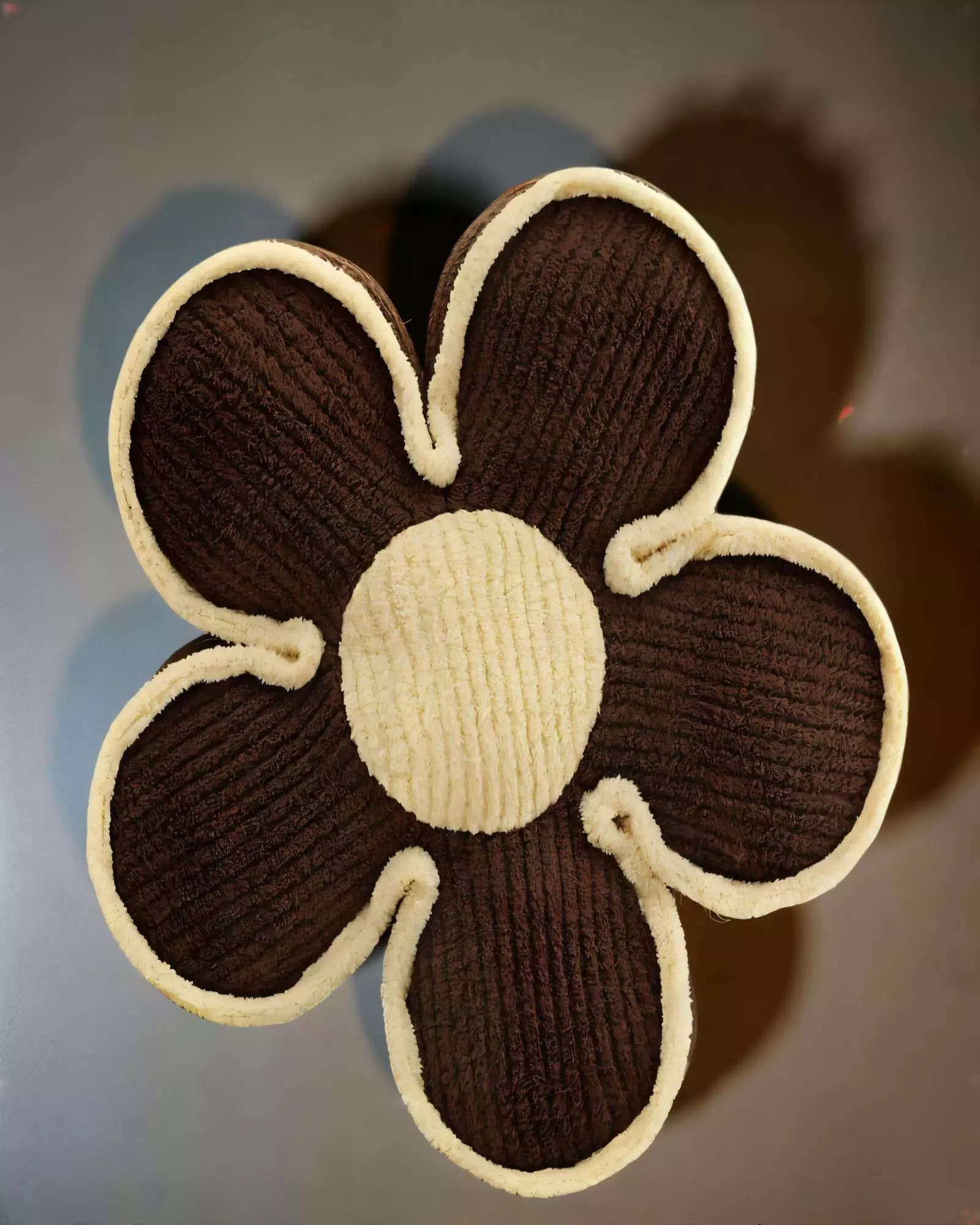 COJIN DECORATIVO  EN FORMA DE FLOR COLOR MARRON CON BORDE BEIGE-2