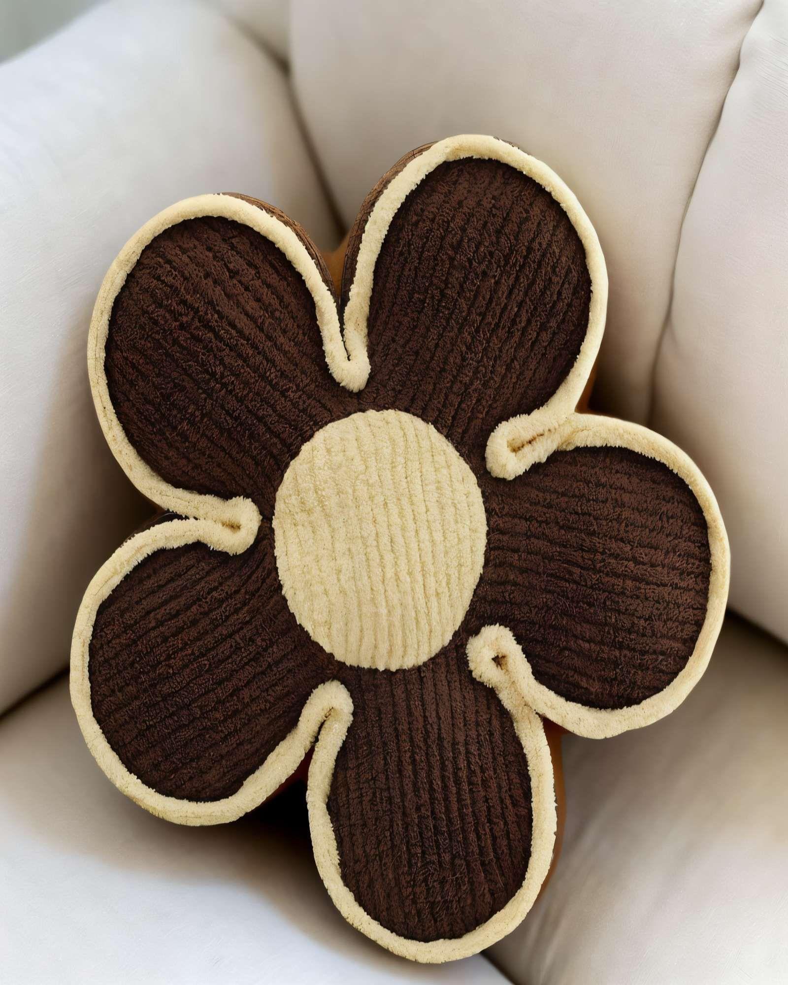 COJIN DECORATIVO  EN FORMA DE FLOR COLOR MARRON CON BORDE BEIGE-3