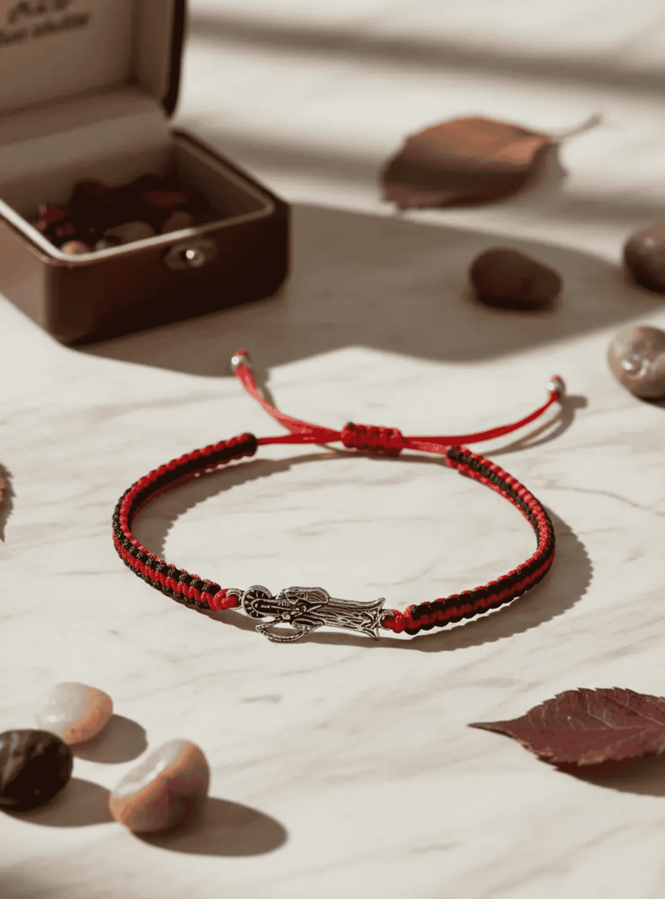 Pulsera De Hilo Rojo Y Negro De La Santa Muerte Plateada-2
