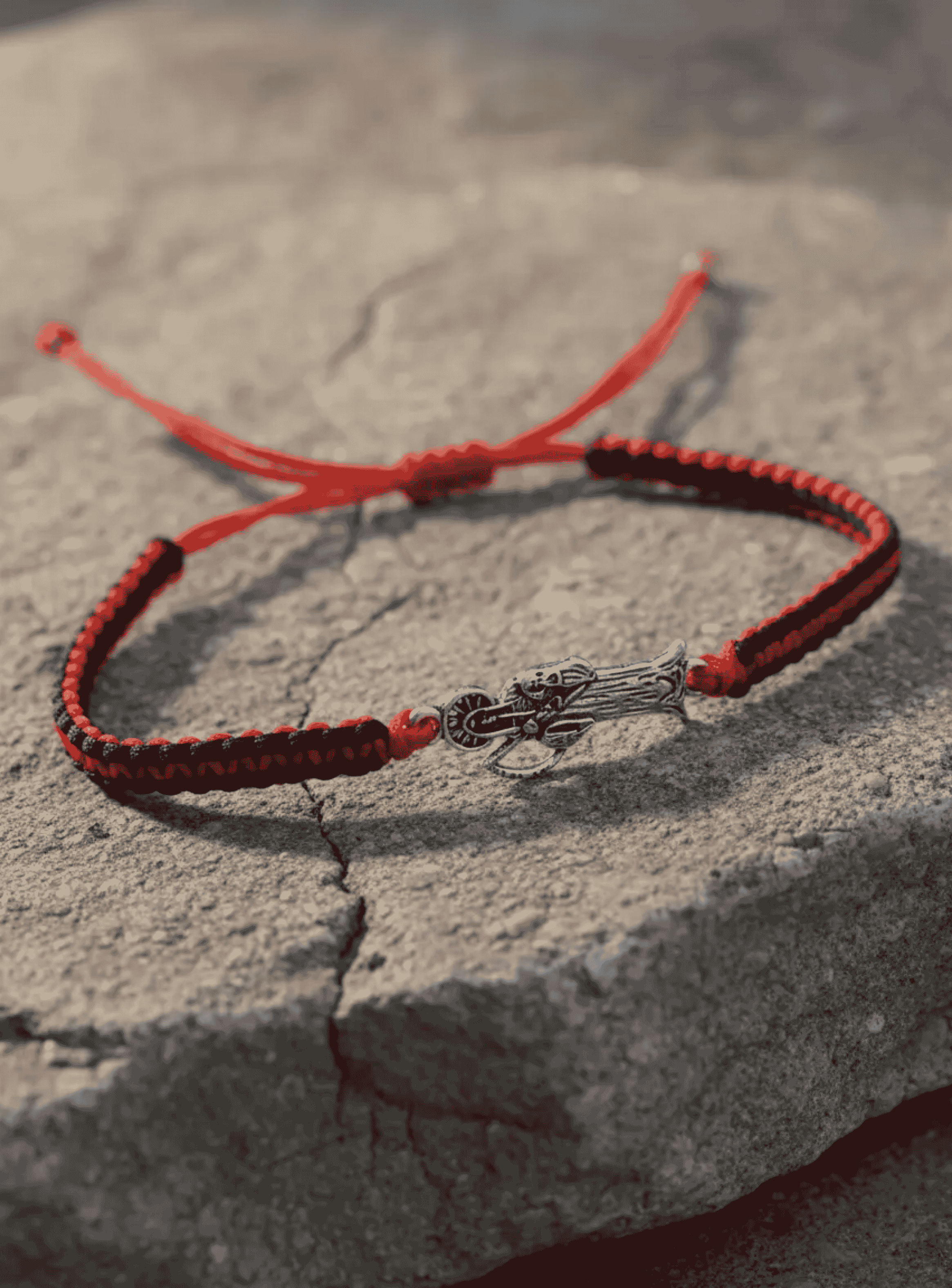 Pulsera De Hilo Rojo Y Negro De La Santa Muerte Plateada-4