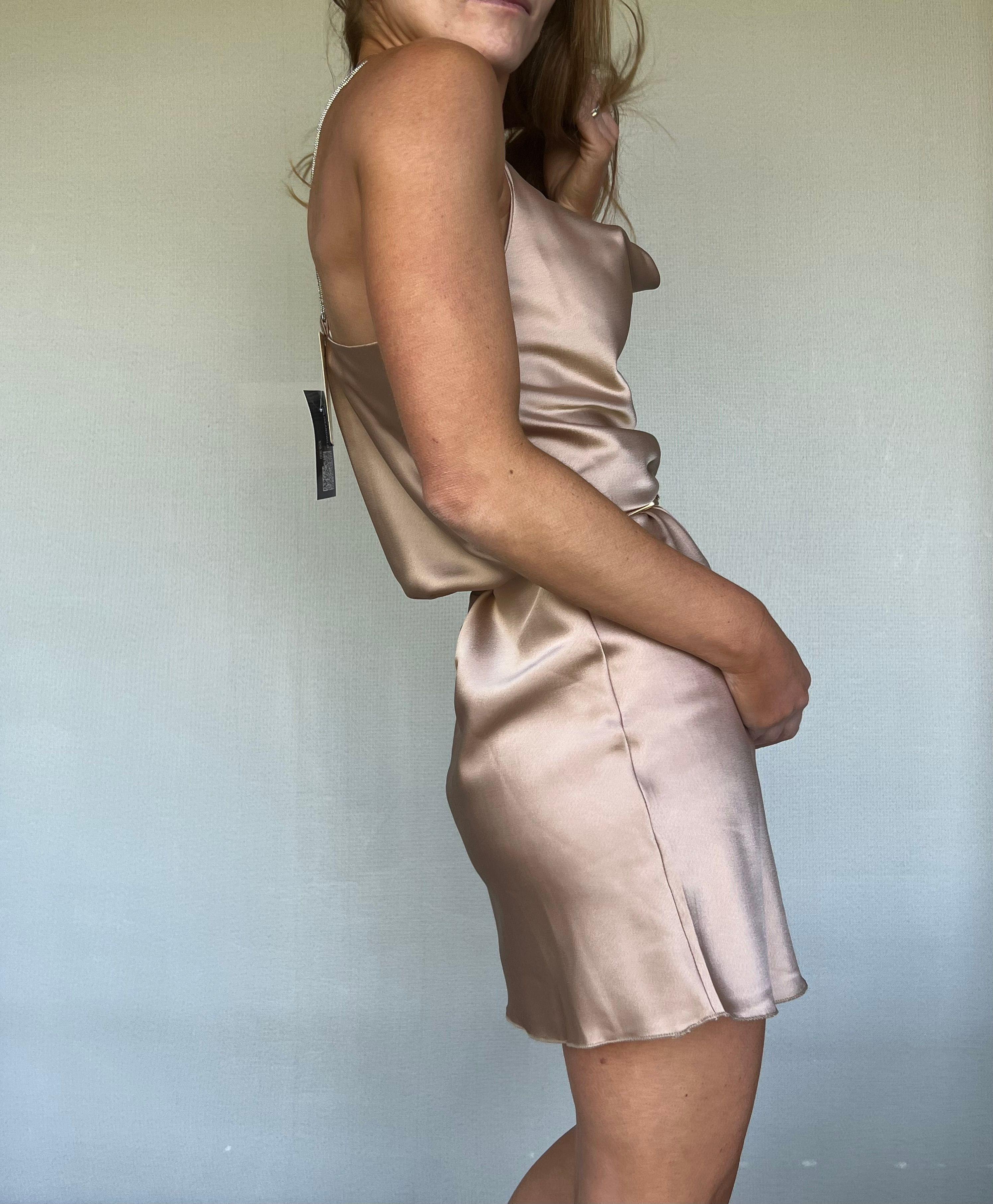 vestido corto satinado tirante brillantes-1