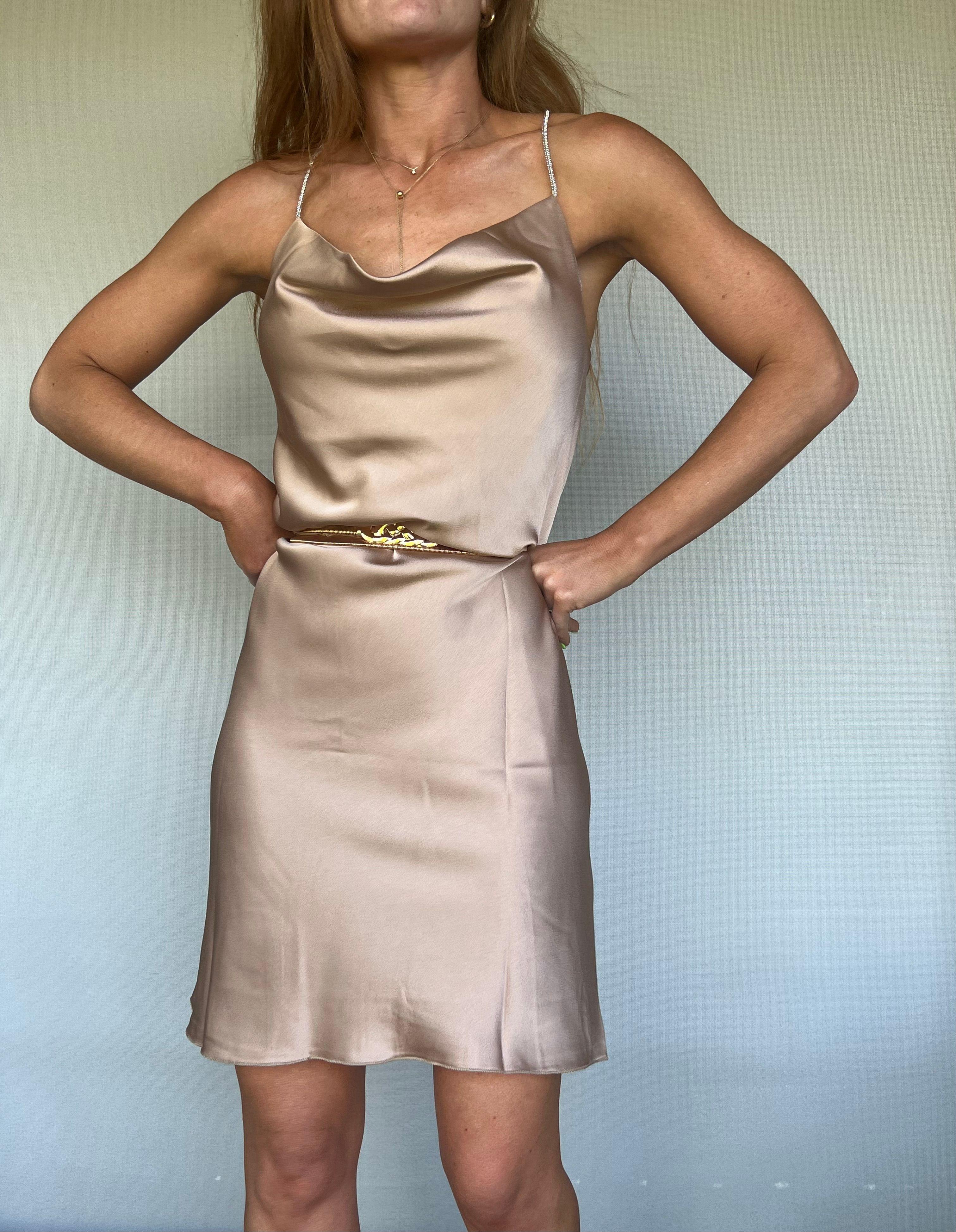 vestido corto satinado tirante brillantes-7