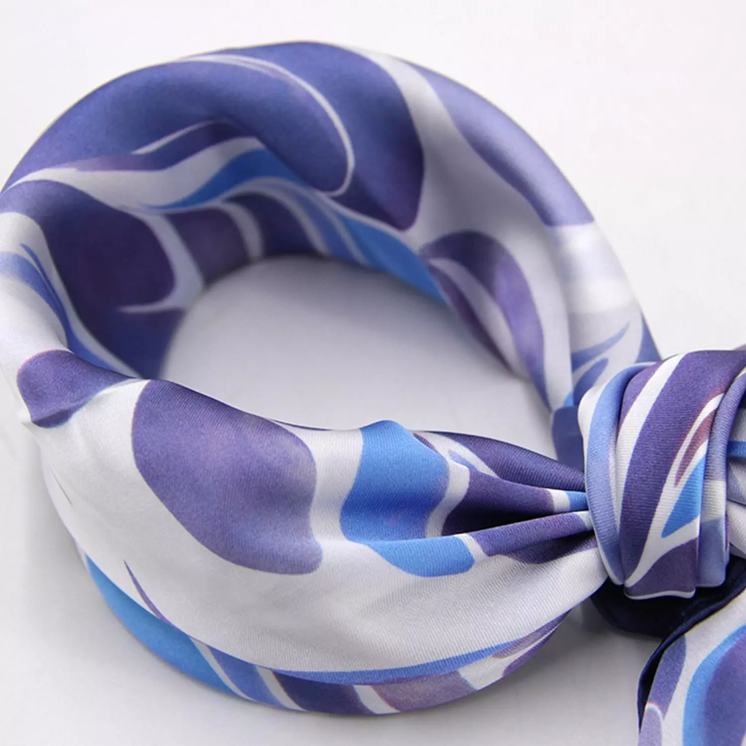 Pañuelo tipo seda 70 x 70 estampado casual elegante-2