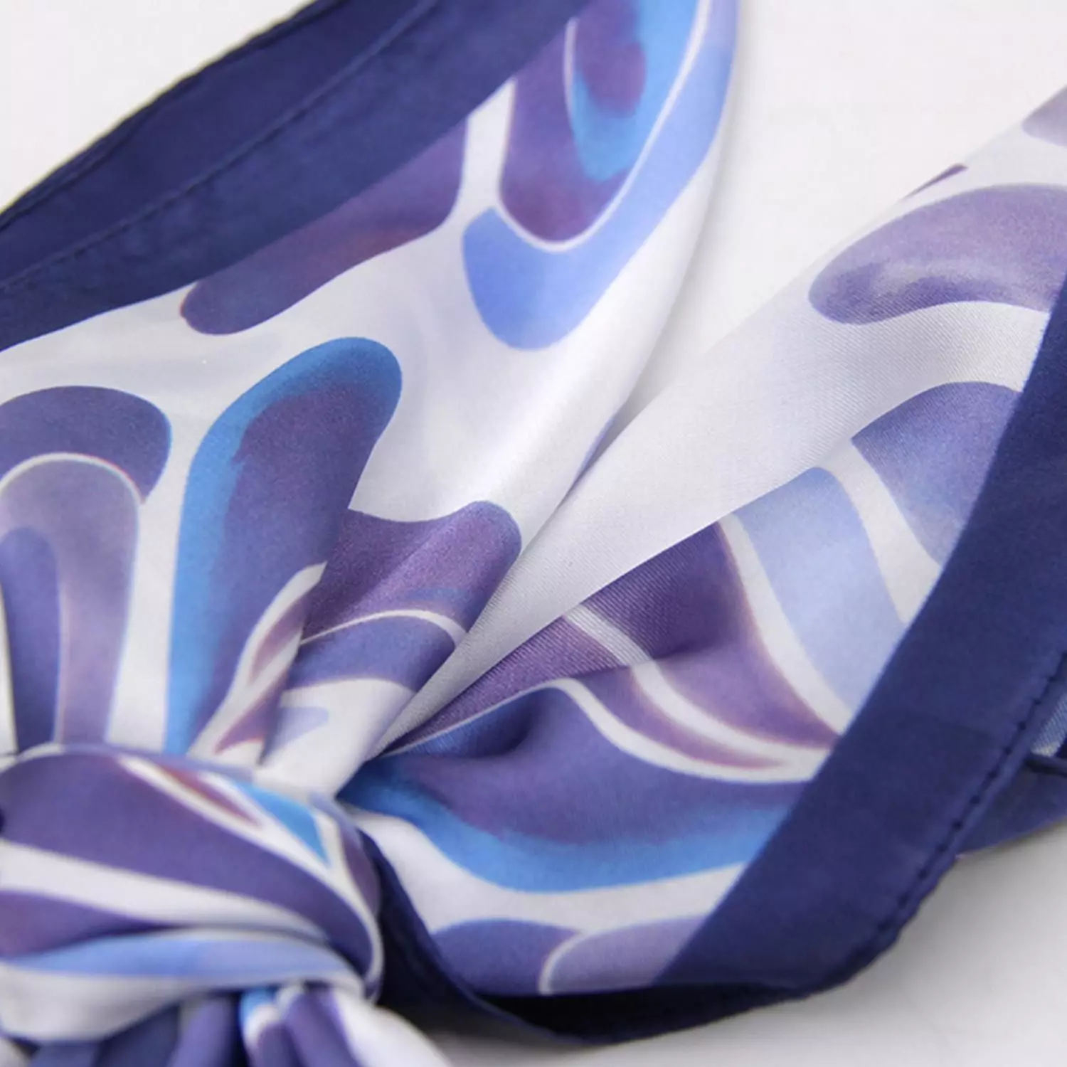 Pañuelo tipo seda 70 x 70 estampado casual elegante-3