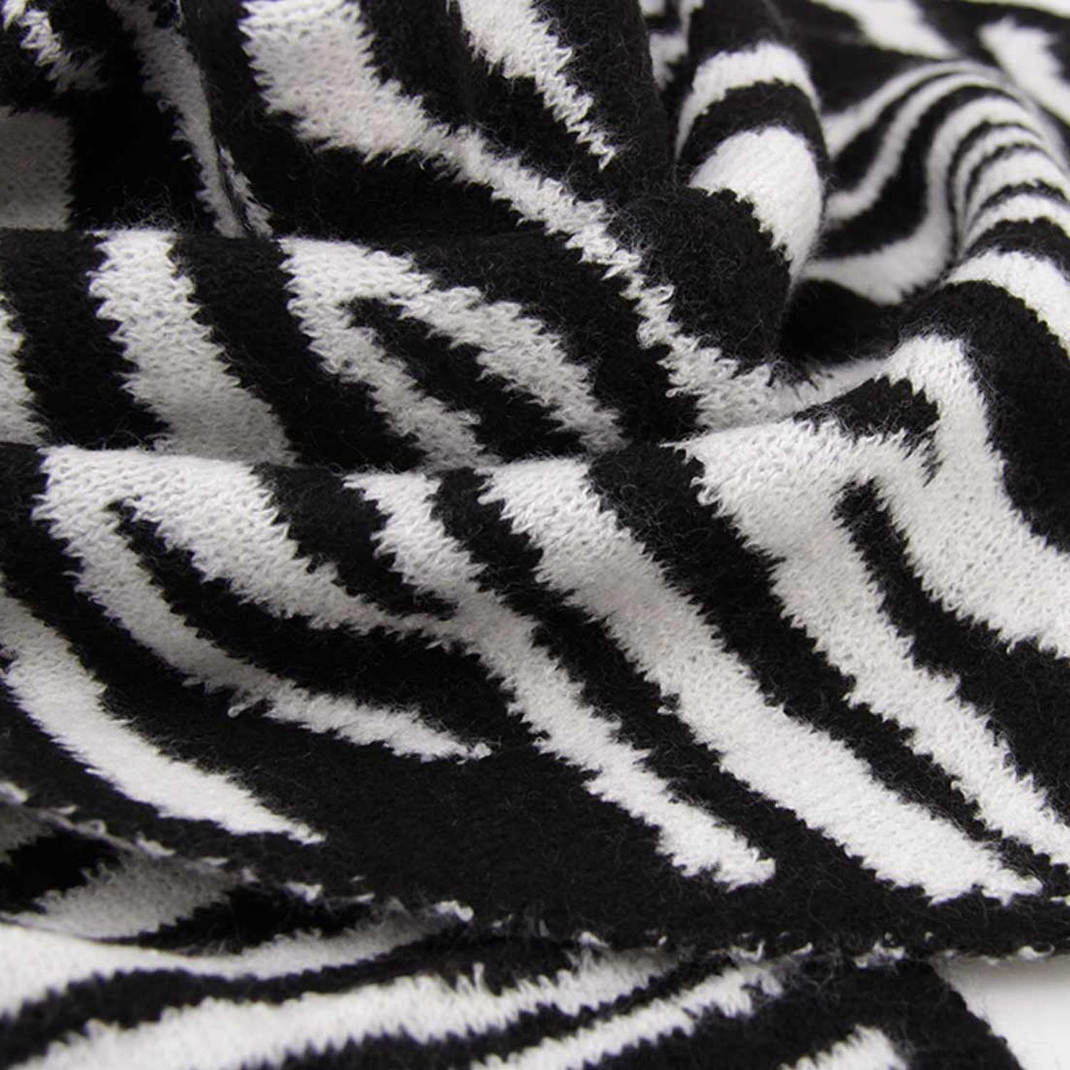 Bufanda / Chal Triangular Reversible Tejida Estampado Cebra-4