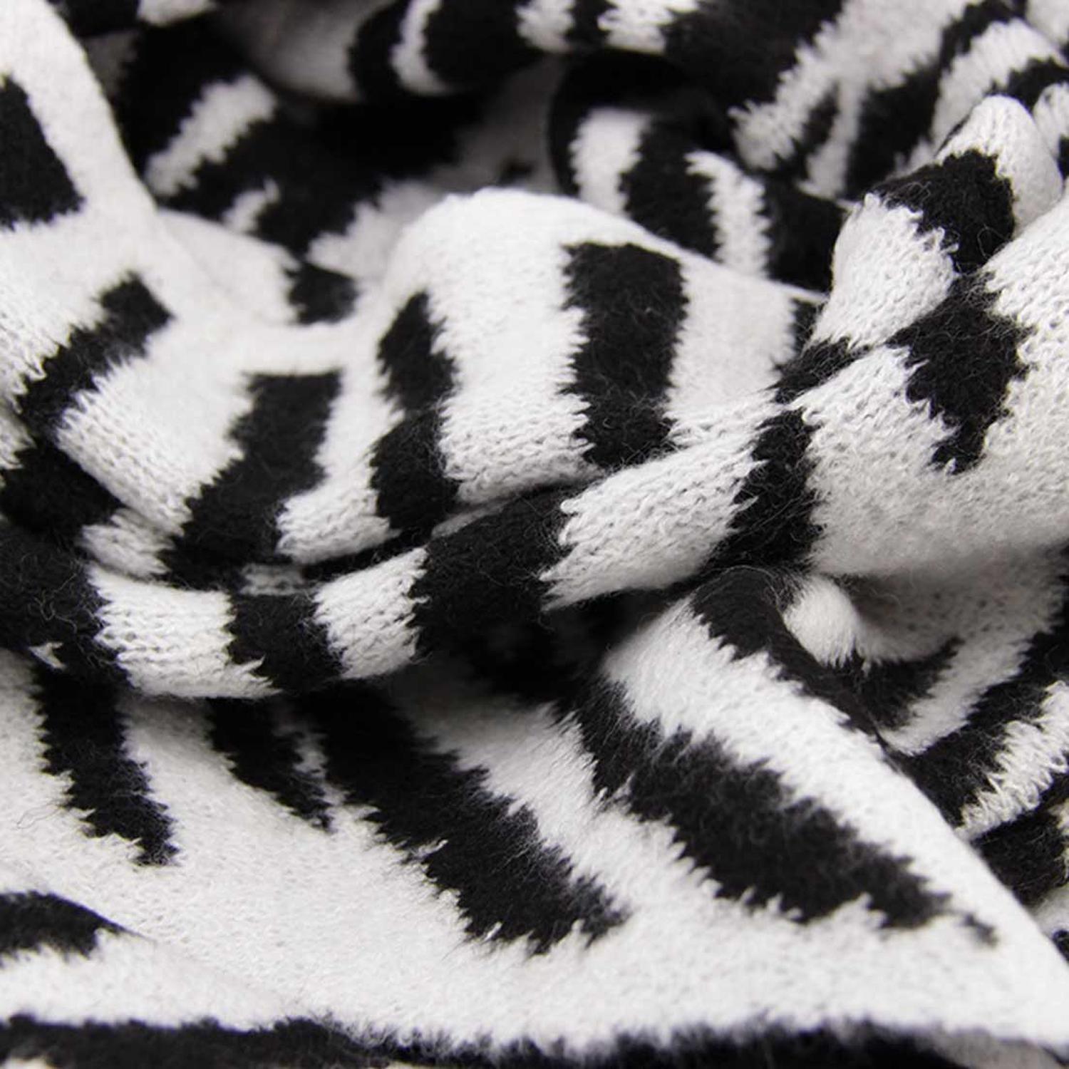 Bufanda / Chal Triangular Reversible Tejida Estampado Cebra-5