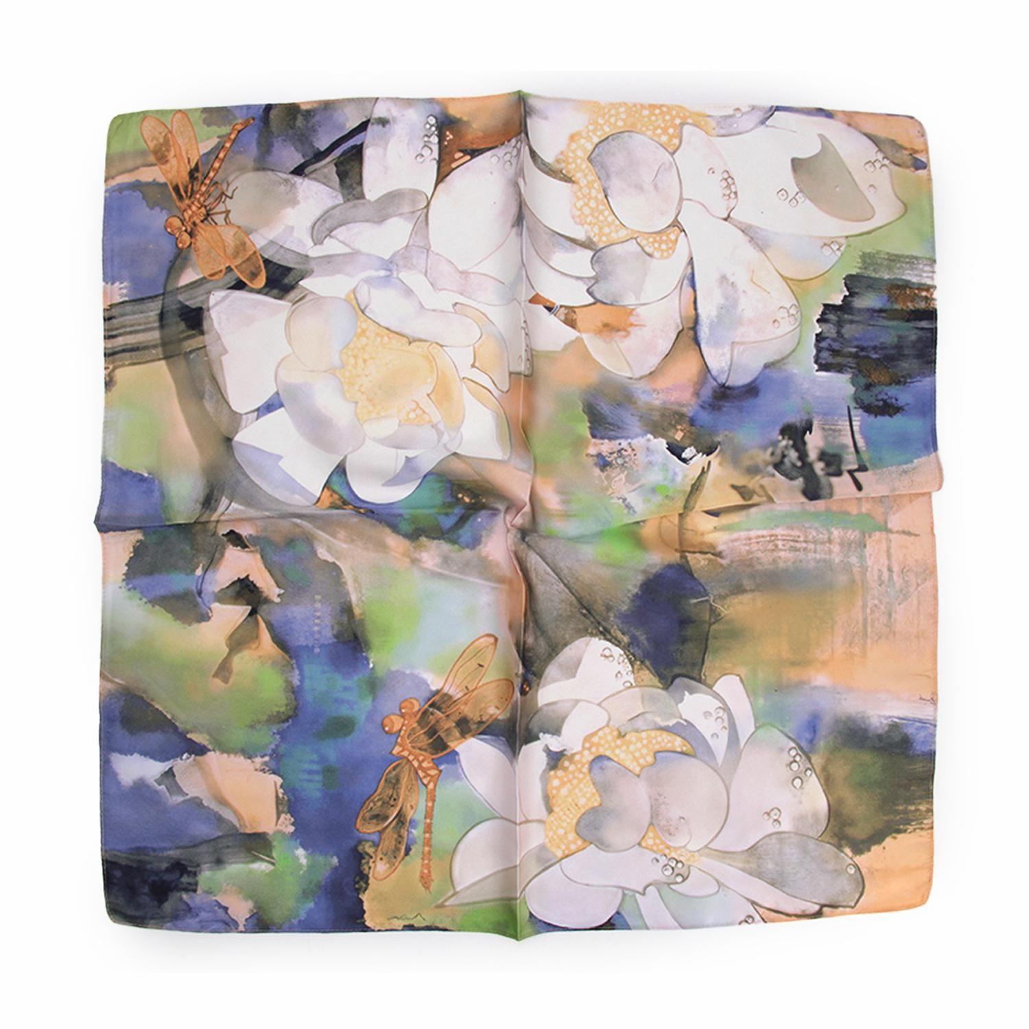 Pañuelo tipo seda 70 x 70 estampado floral con libélulas elegante-1
