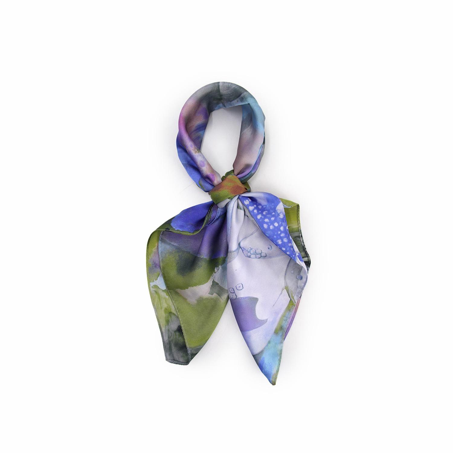 Pañuelo tipo seda 70 x 70 estampado floral con libélulas elegante-0