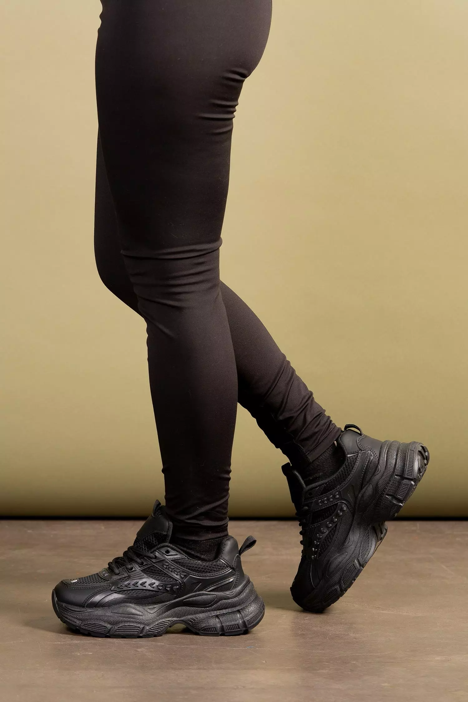 Zapatilla Mujer Negro Gabrielle Chinitown-1
