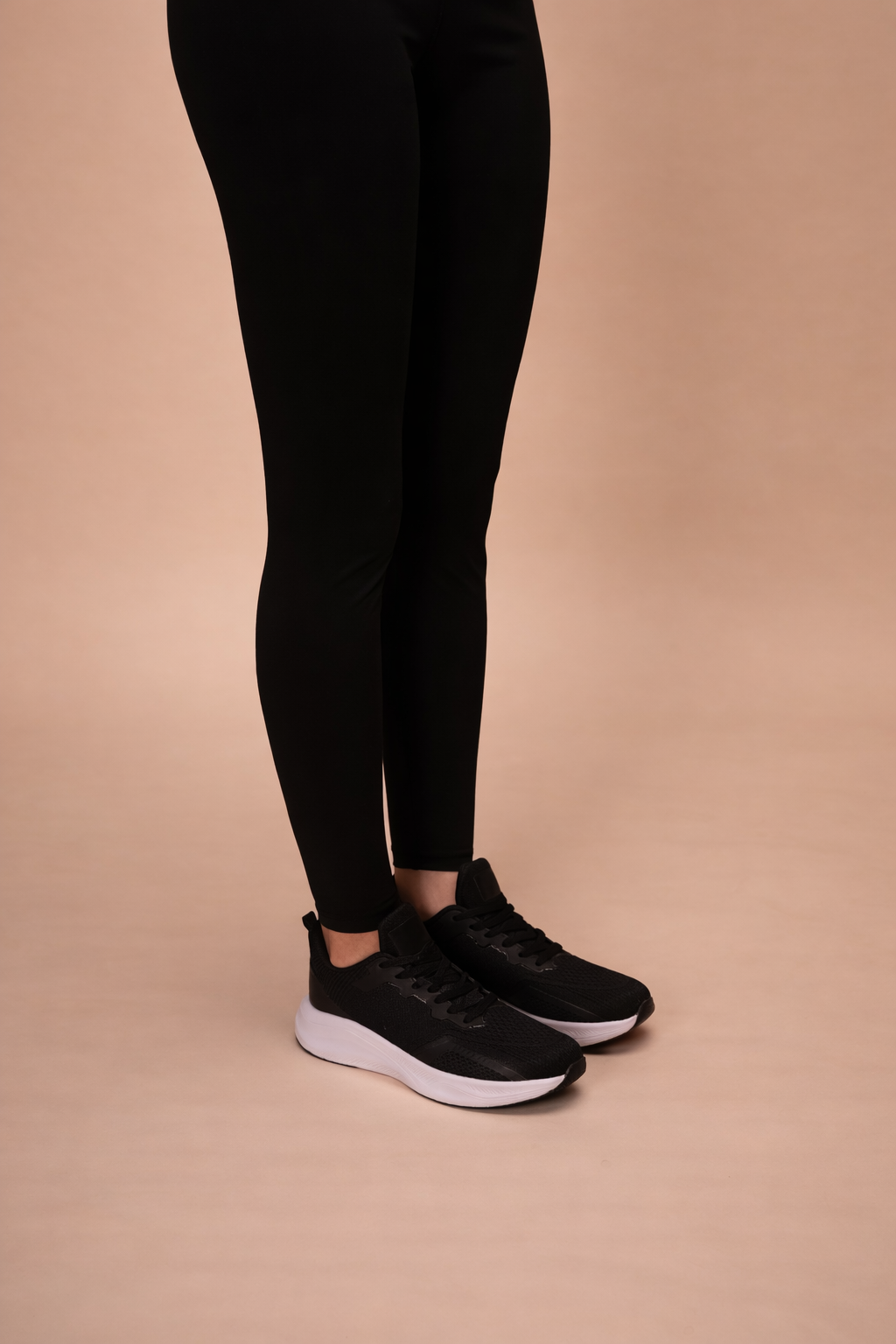 Zapatilla Deportiva Mujer Negro Blanco Gailen Chinitown-1