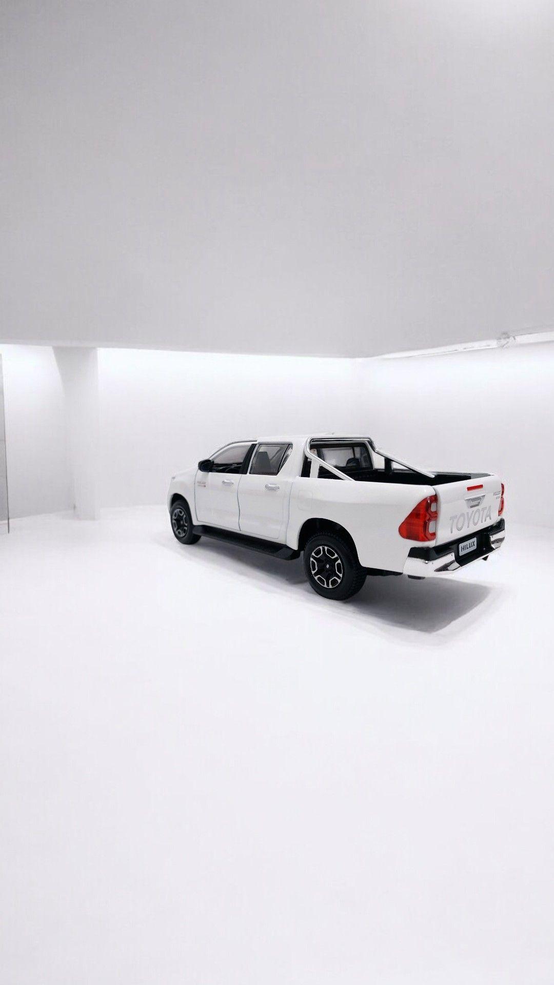 Toyota Hilux a escala 1 27 Blanca-2
