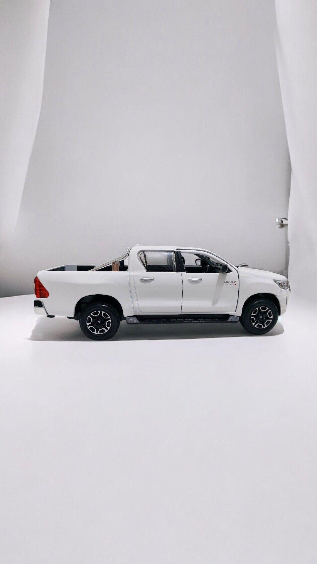 Toyota Hilux a escala 1 27 Blanca-4