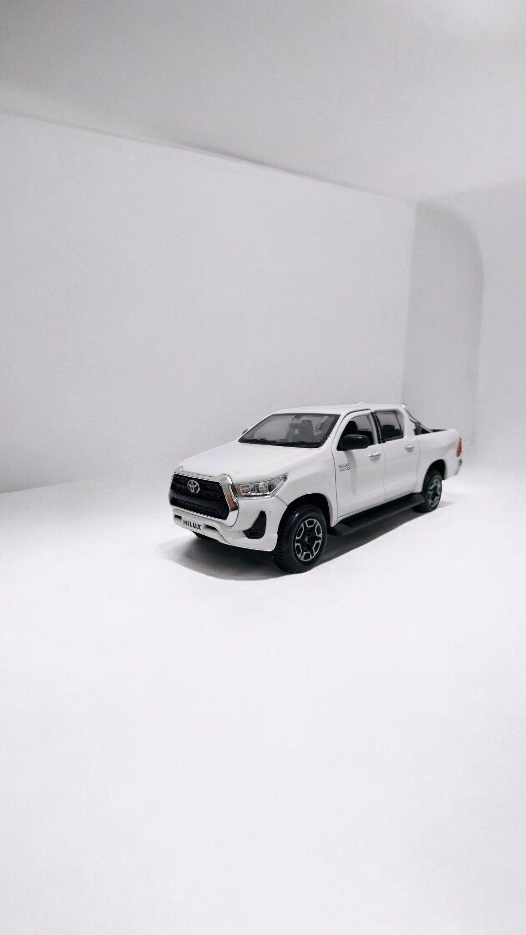 Toyota Hilux a escala 1 27 Blanca-6