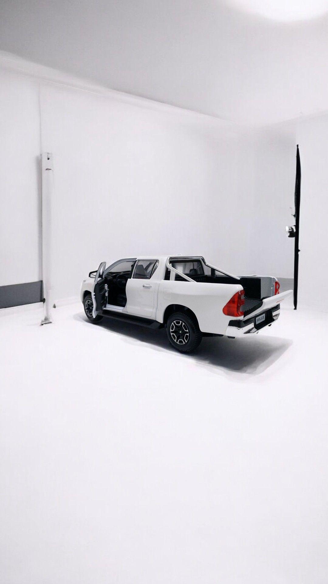 Toyota Hilux a escala 1 27 Blanca-8
