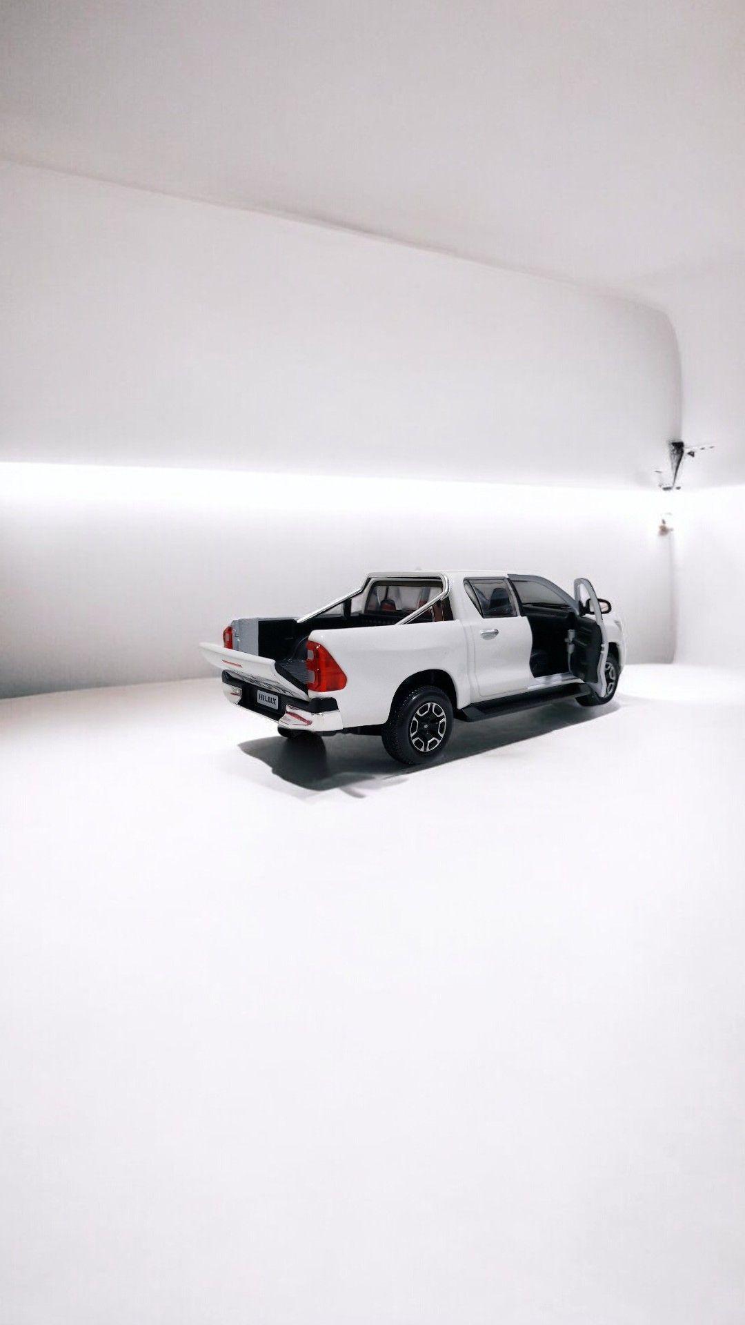 Toyota Hilux a escala 1 27 Blanca-9