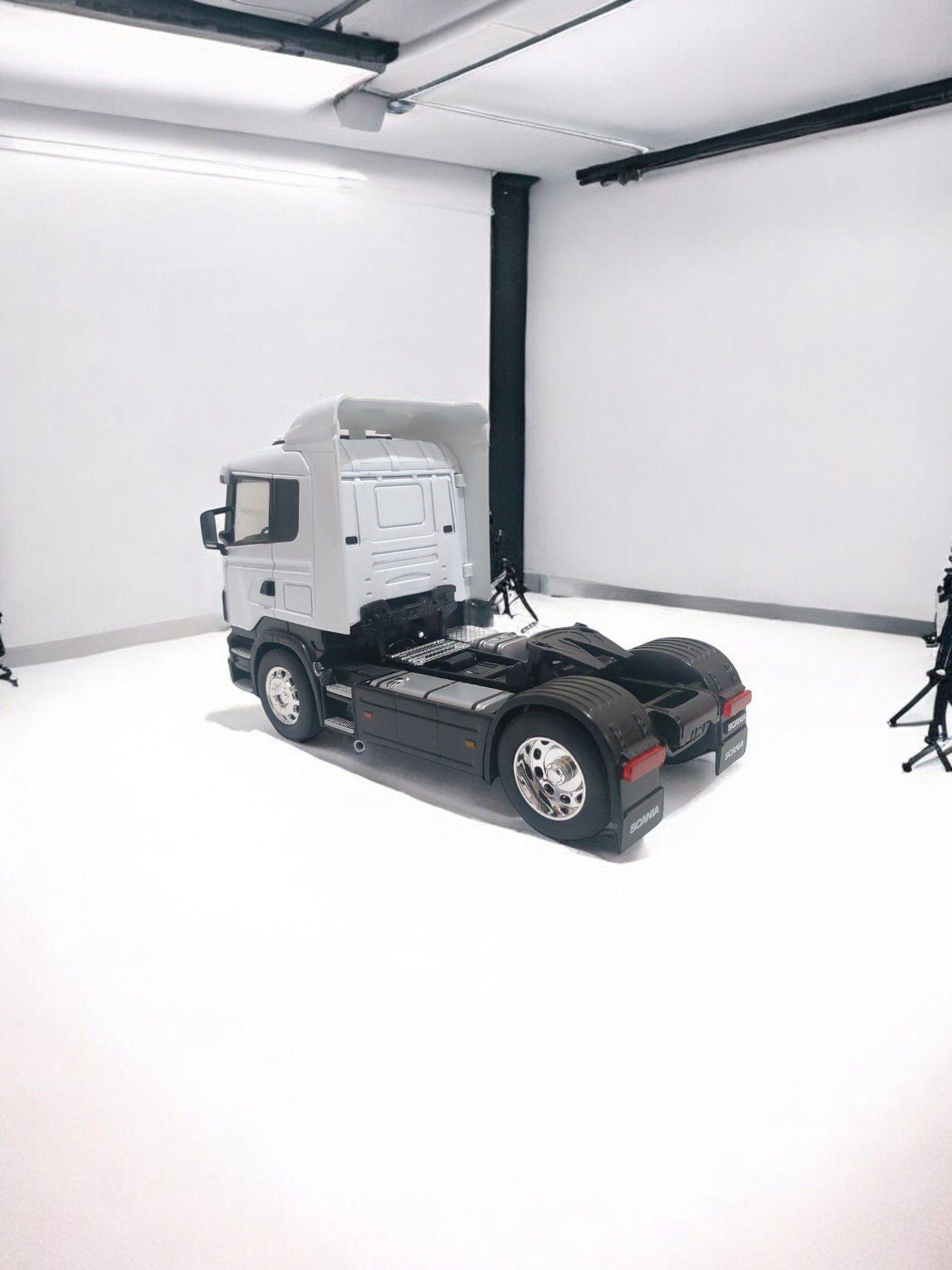 Camion Scania R470 a escala 1 32 Blanco-2