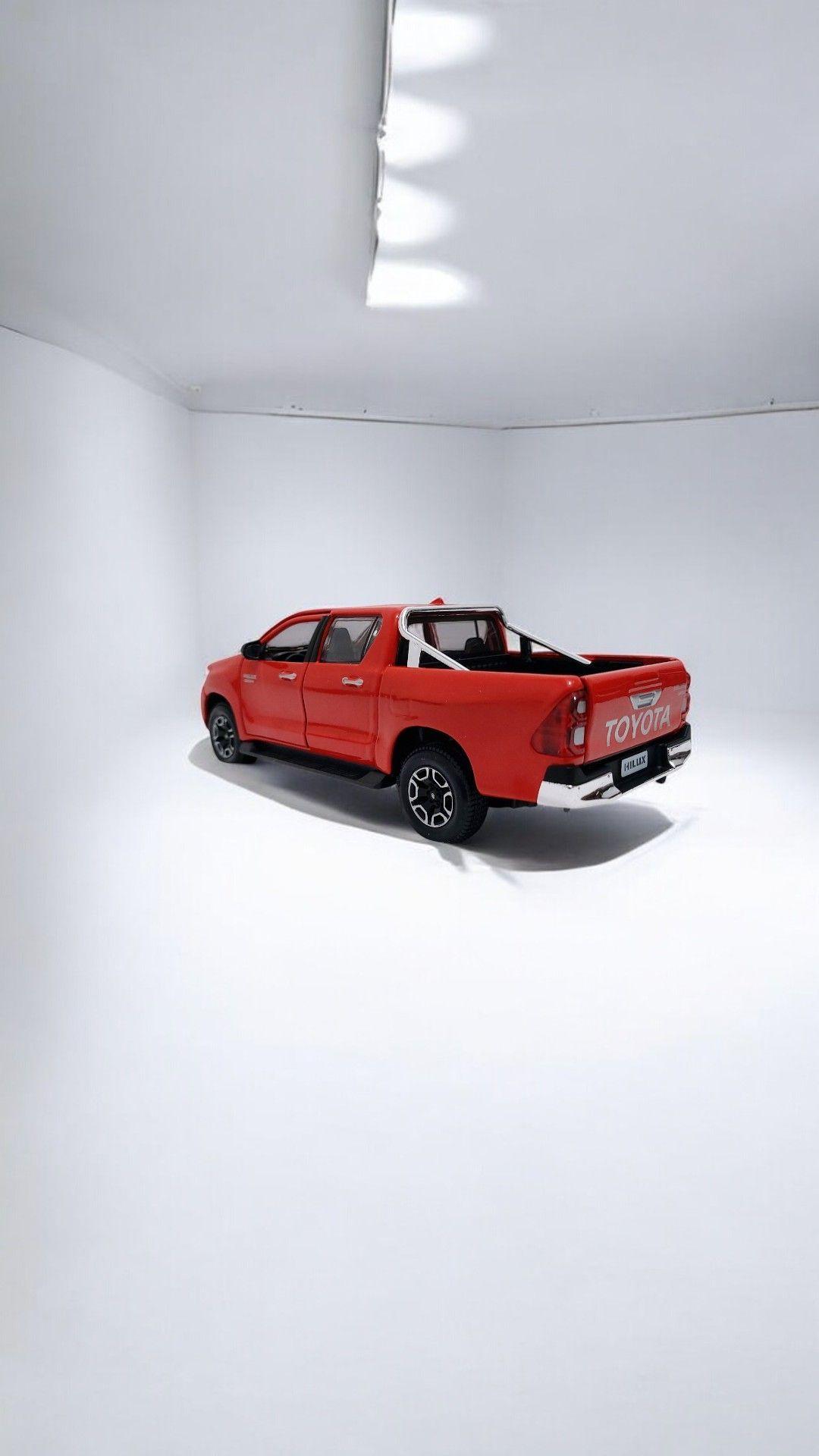 Toyota Hilux a escala 1 27 Rojo-2