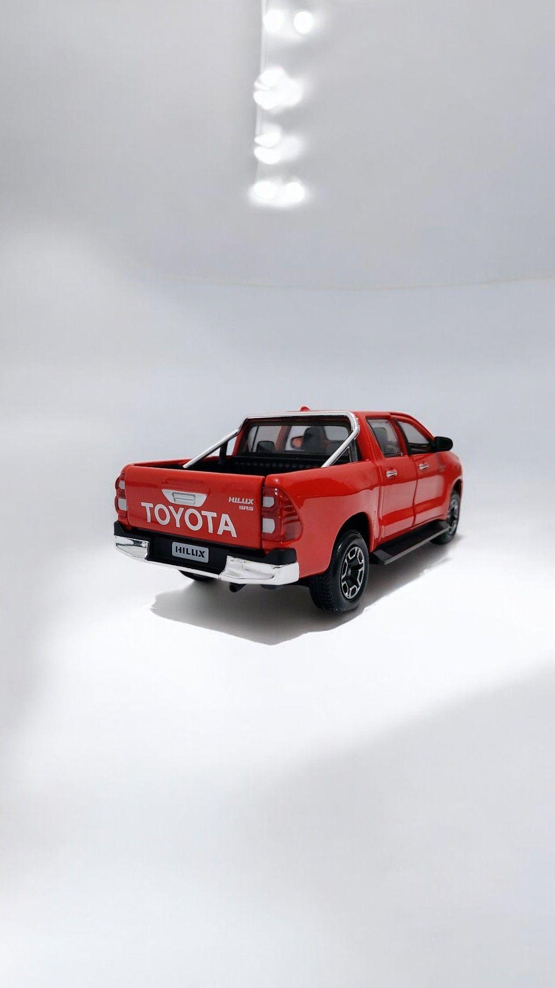 Toyota Hilux a escala 1 27 Rojo-3