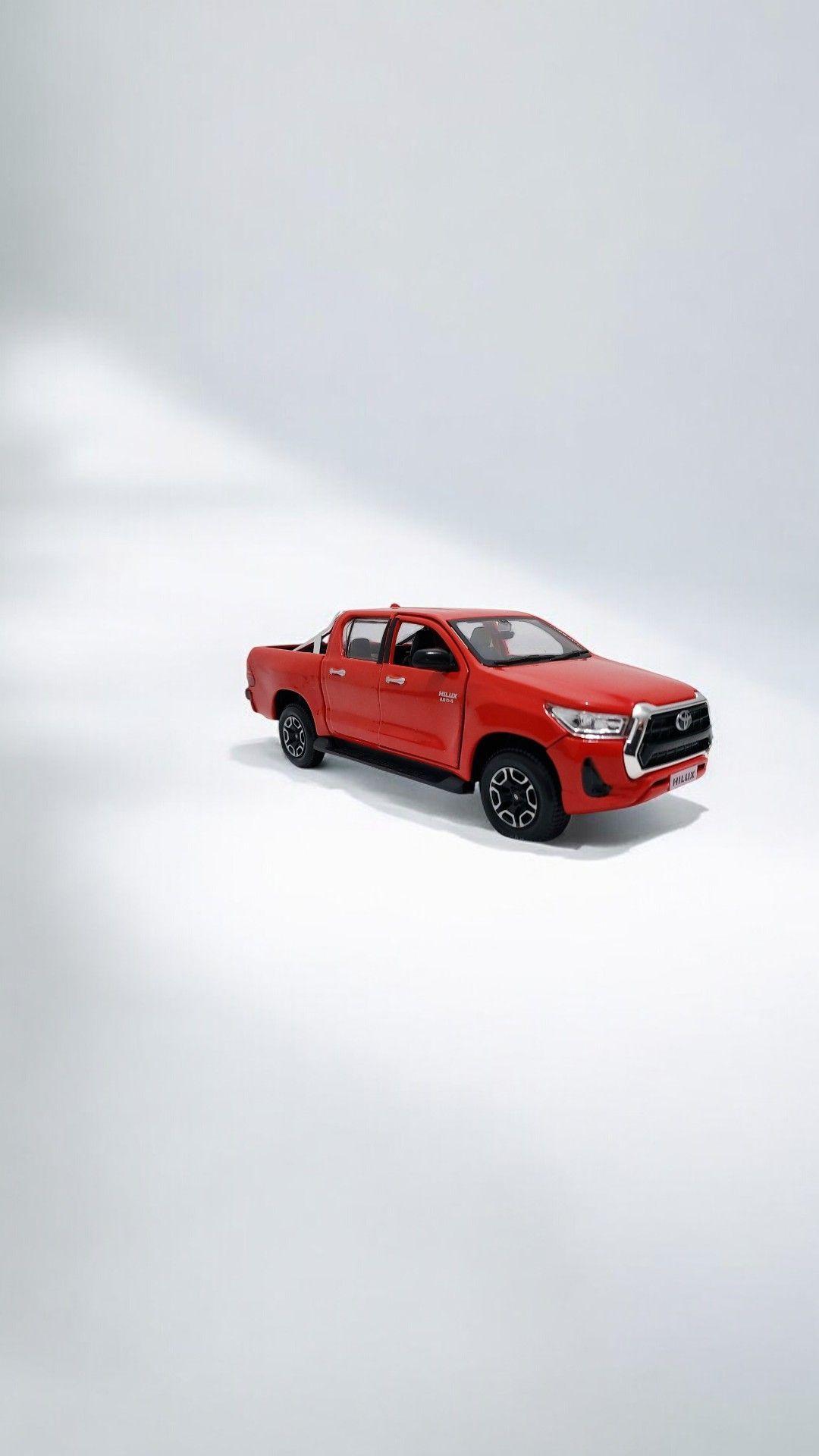 Toyota Hilux a escala 1 27 Rojo-5