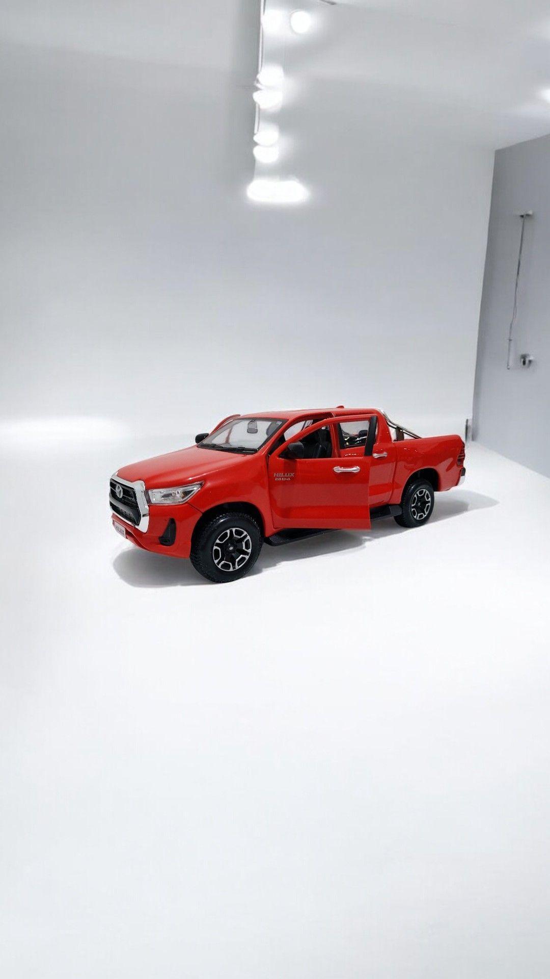 Toyota Hilux a escala 1 27 Rojo-7