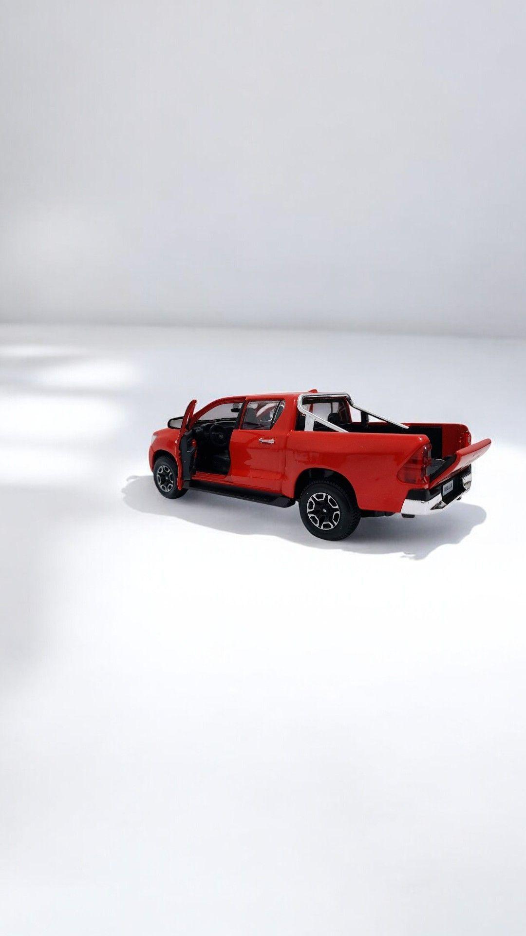 Toyota Hilux a escala 1 27 Rojo-9