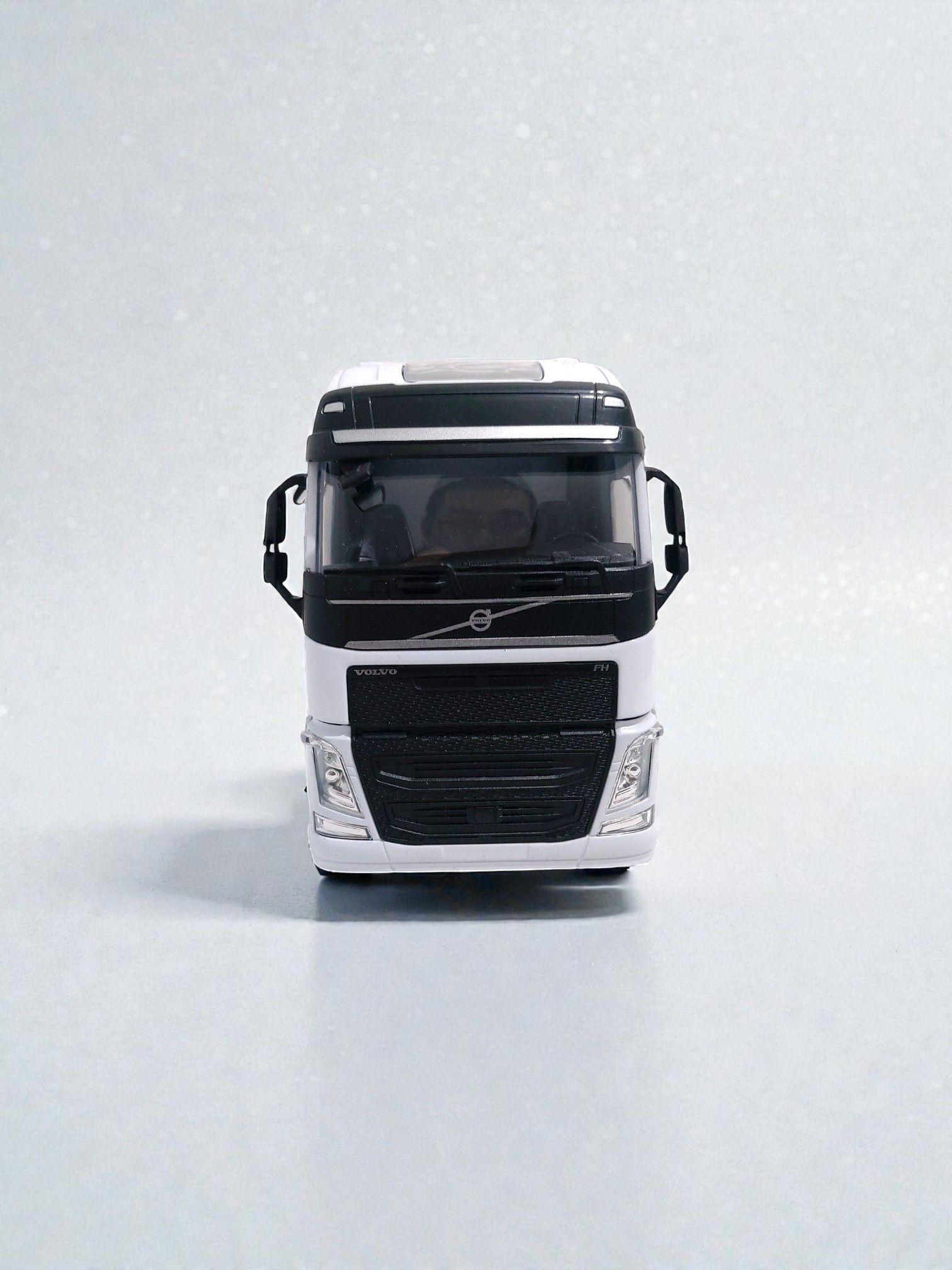 Camion Volvo FH 500 4x2 Blanco escala 1 32-7
