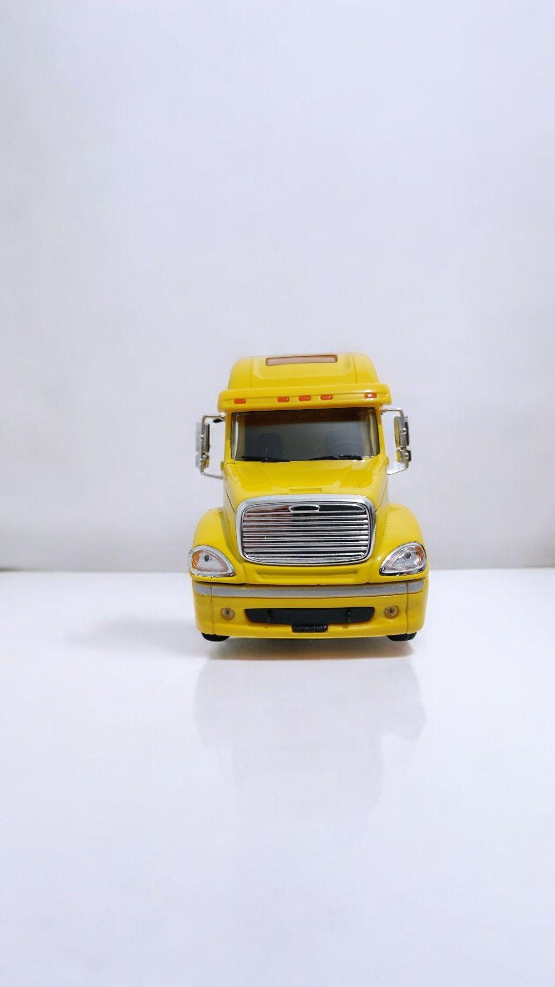 Camion Freightliner Columbia amarillo escala 1 32-2