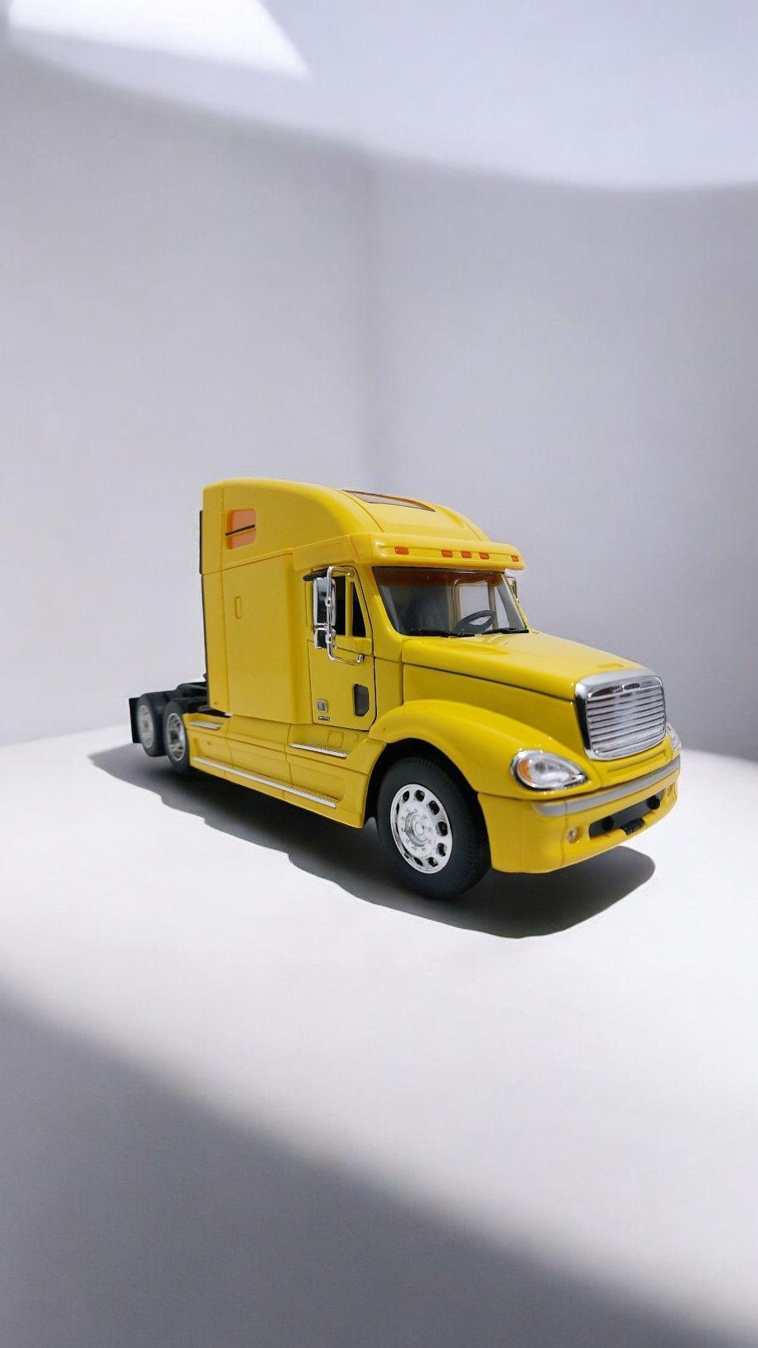 Camion Freightliner Columbia amarillo escala 1 32-3