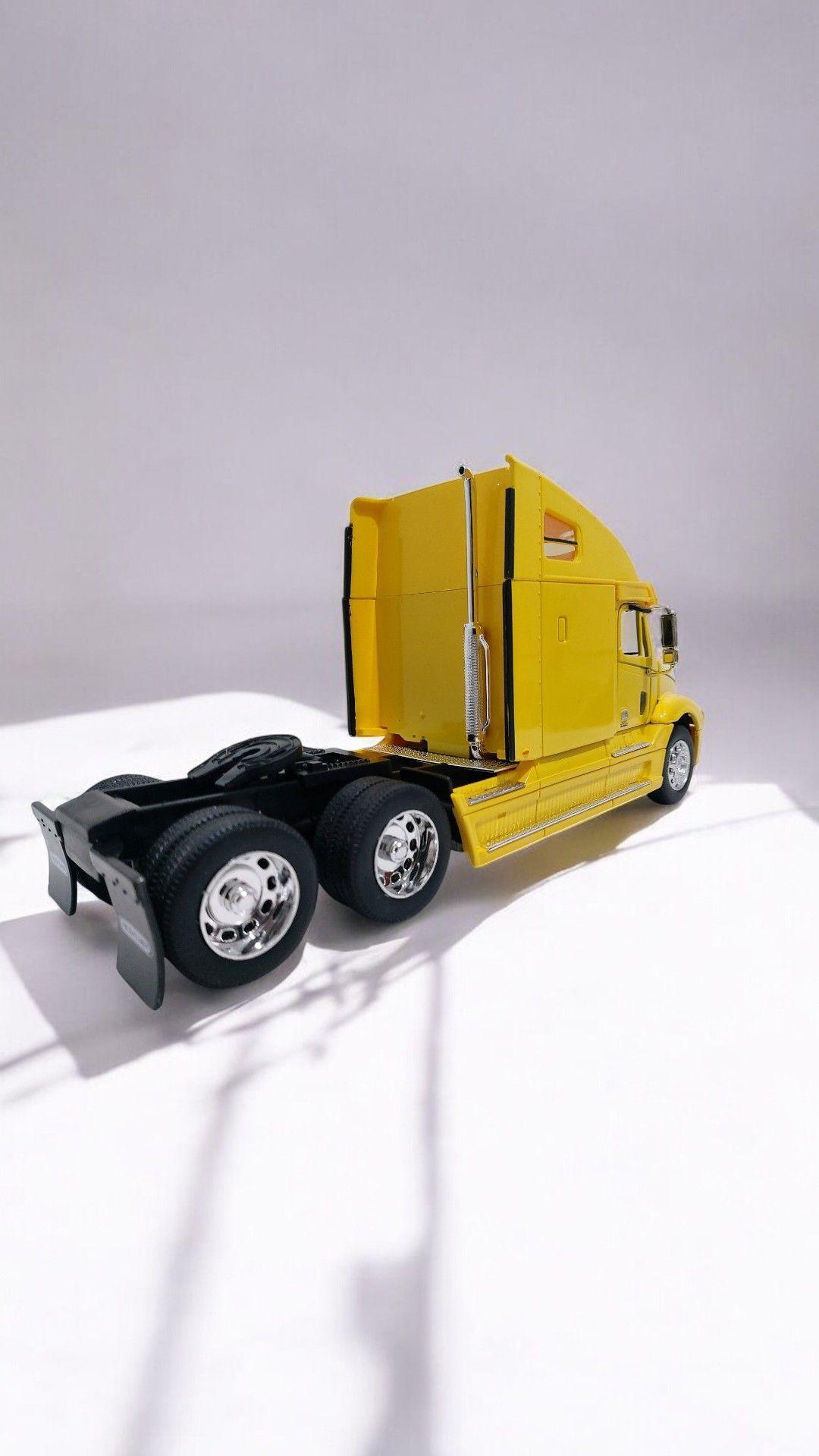 Camion Freightliner Columbia amarillo escala 1 32-4