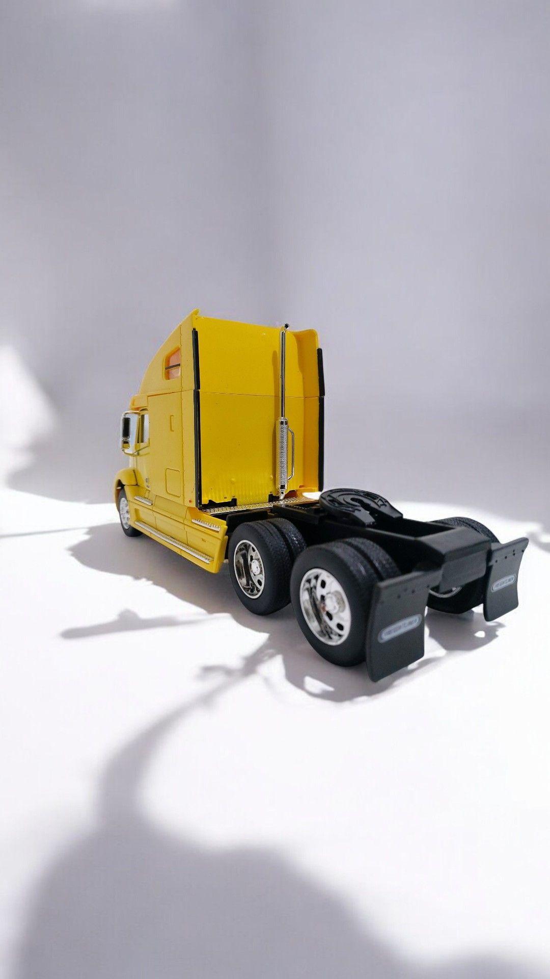 Camion Freightliner Columbia amarillo escala 1 32-5