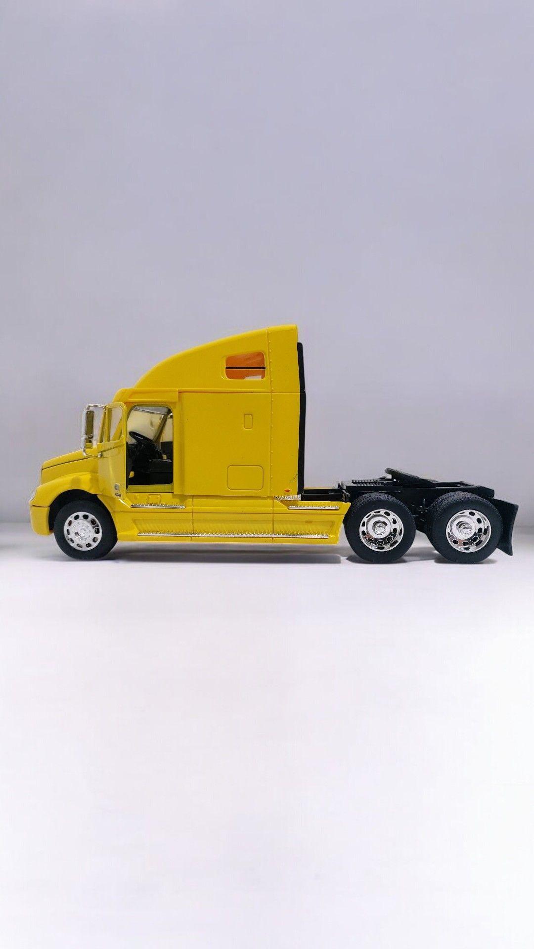 Camion Freightliner Columbia amarillo escala 1 32-6