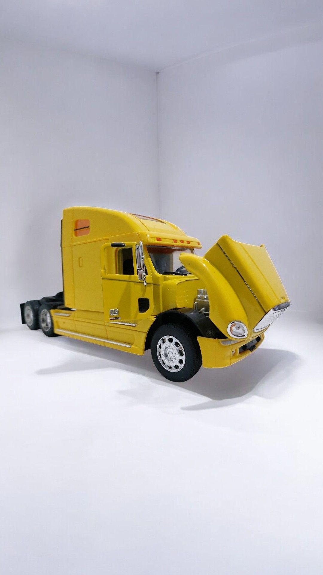 Camion Freightliner Columbia amarillo escala 1 32-7