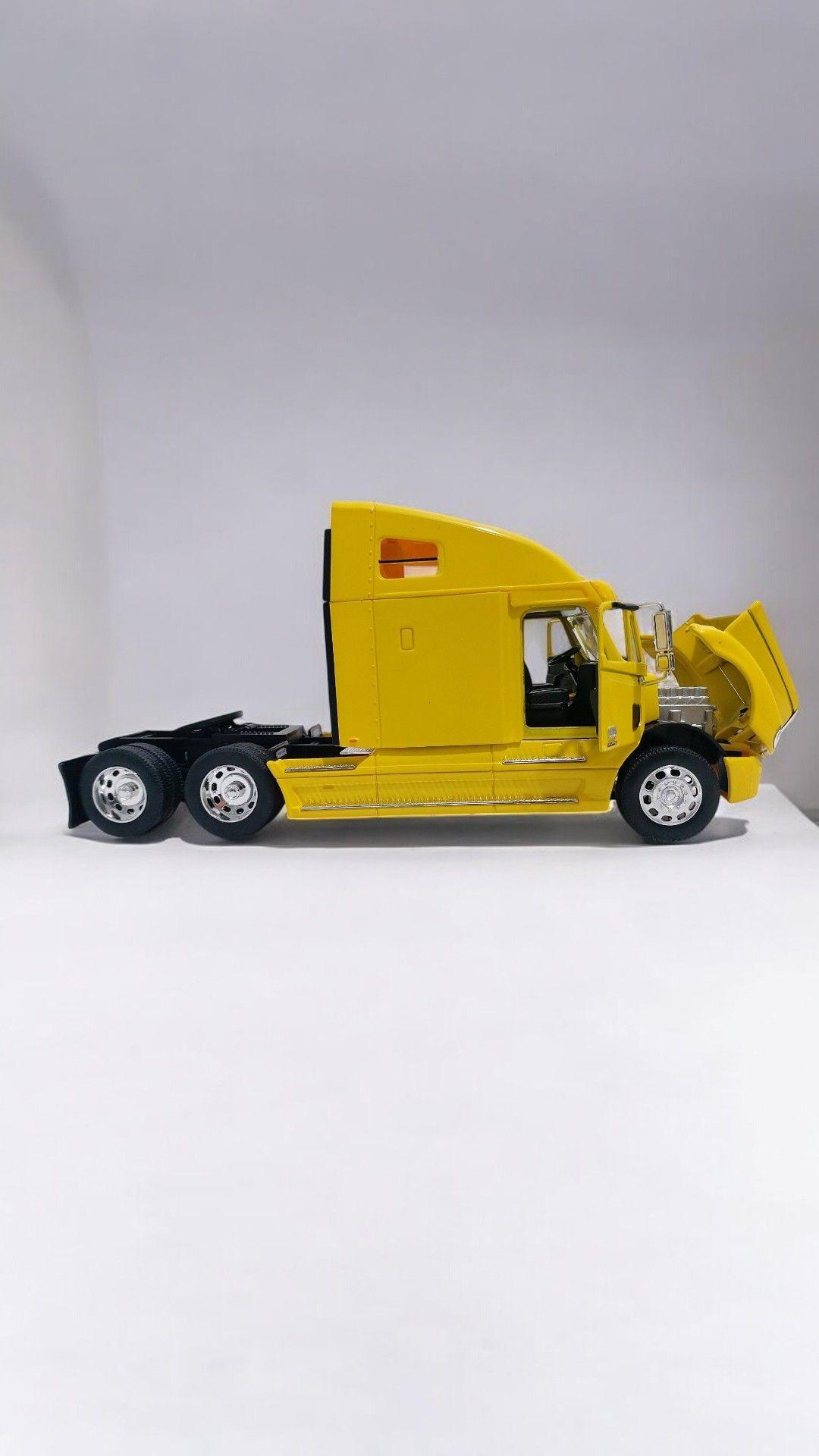 Camion Freightliner Columbia amarillo escala 1 32-8
