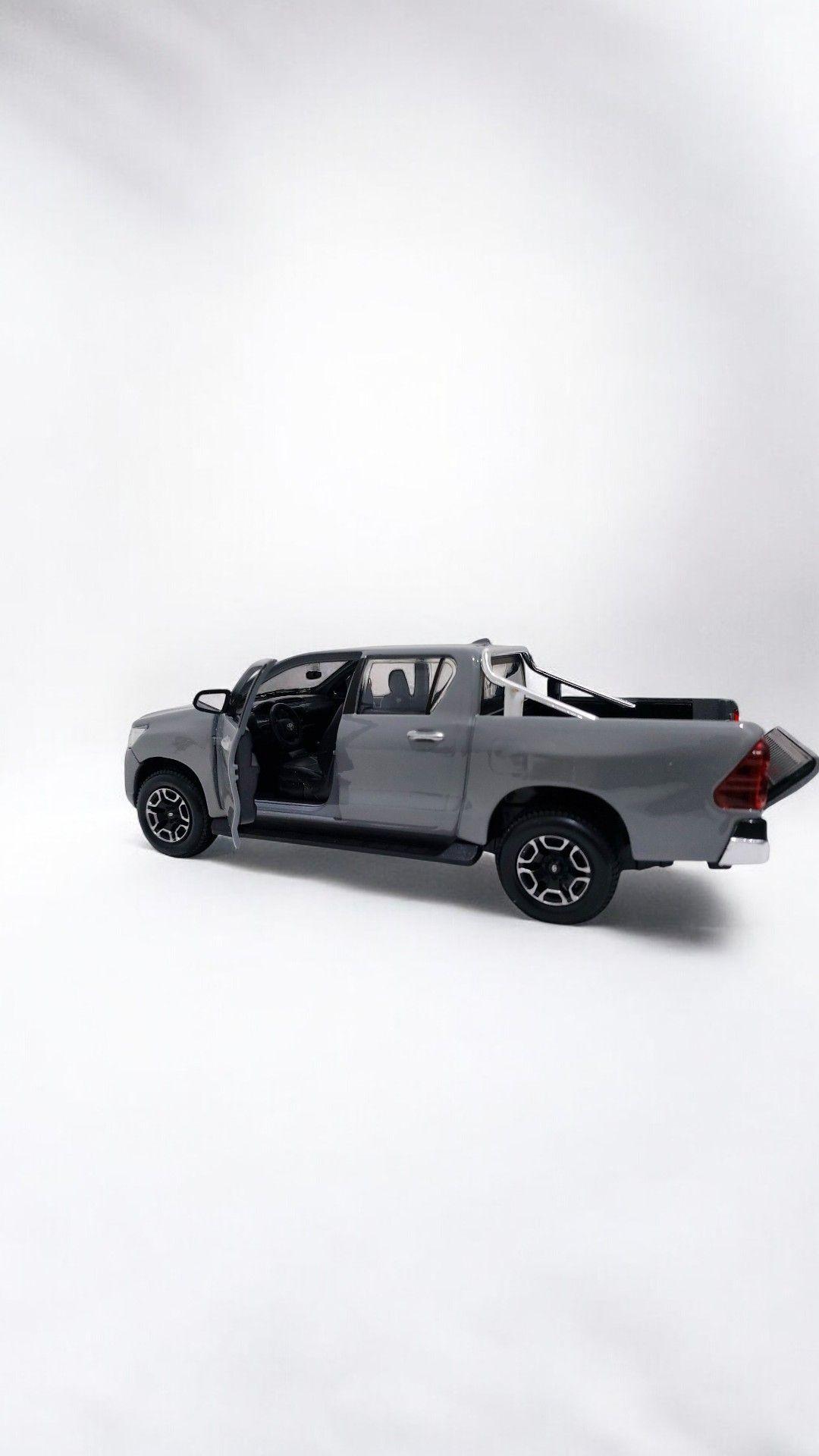 Toyota Hilux a escala 1 27 Gris-4