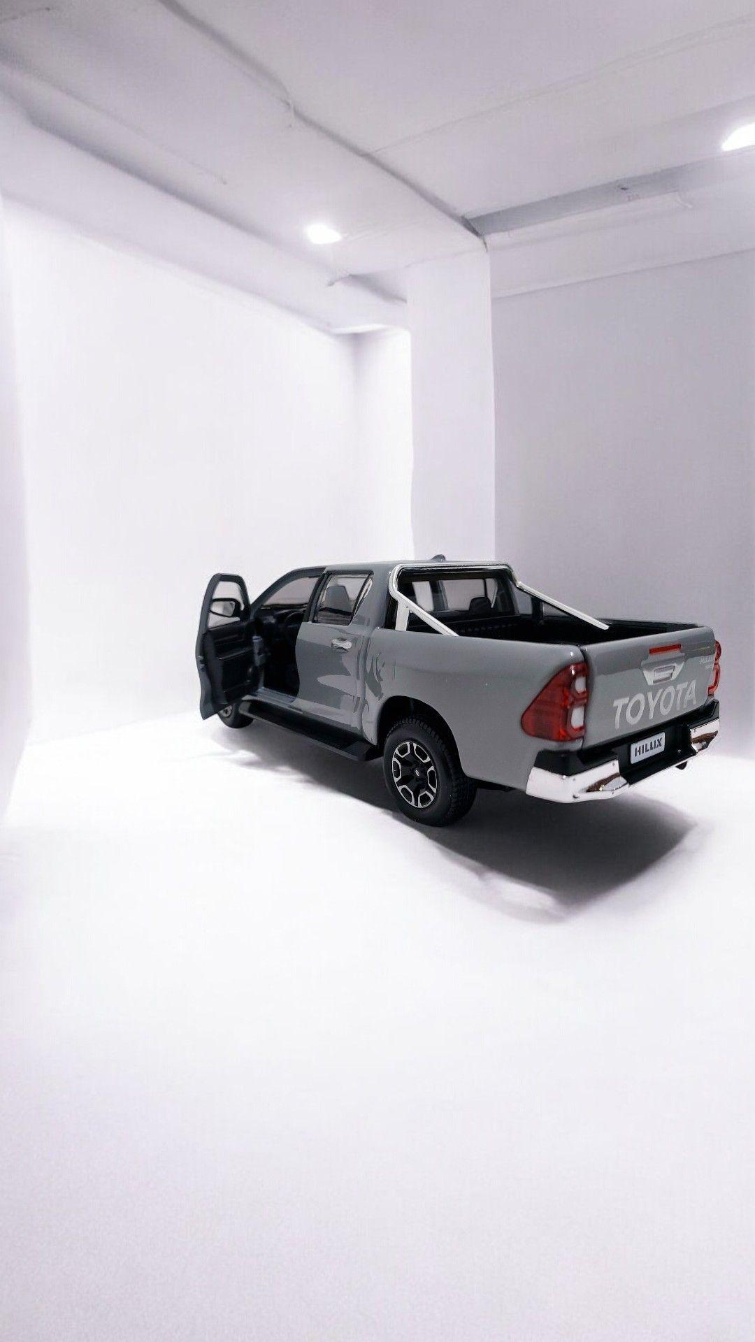 Toyota Hilux a escala 1 27 Gris-5