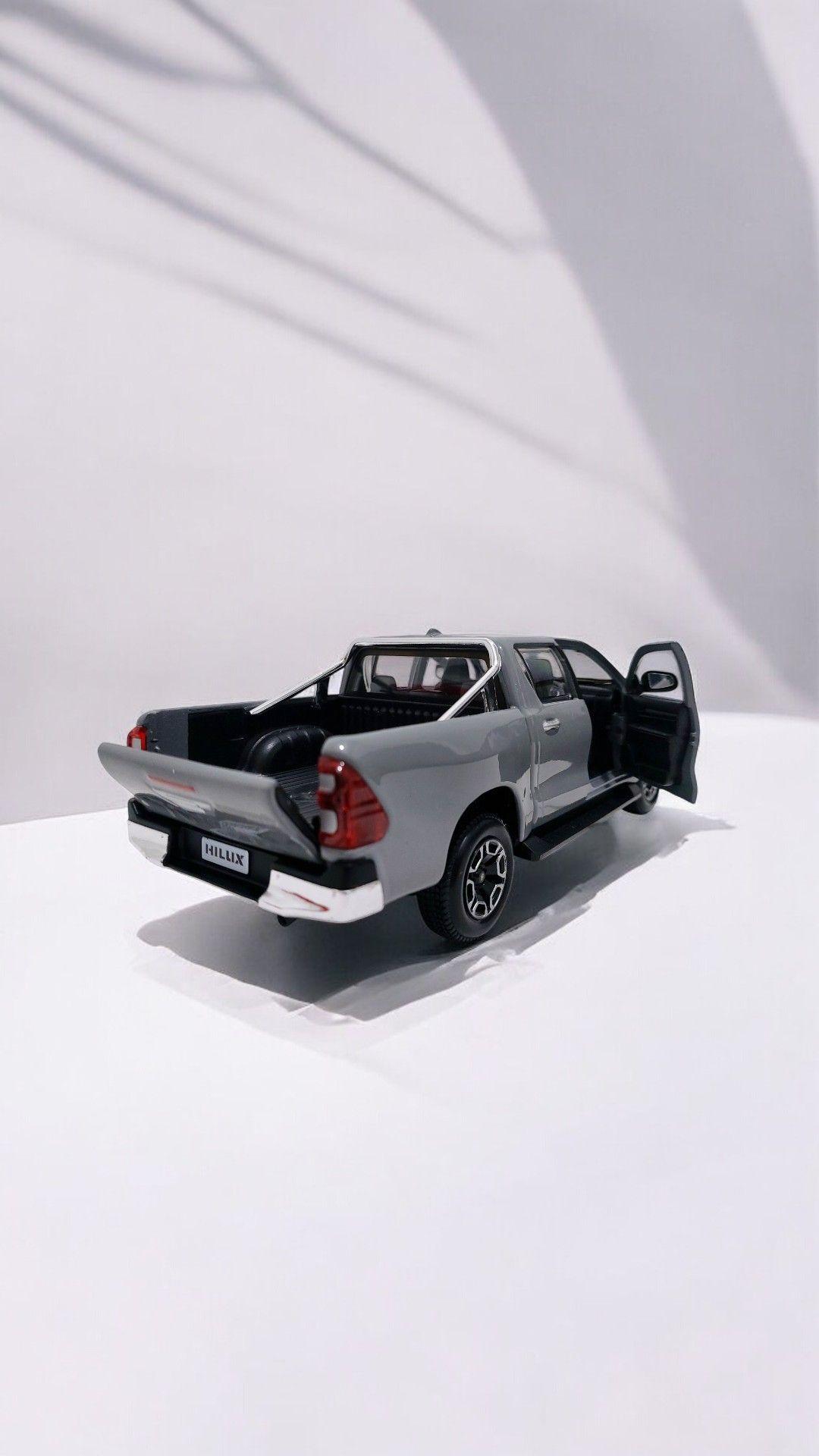 Toyota Hilux a escala 1 27 Gris-6