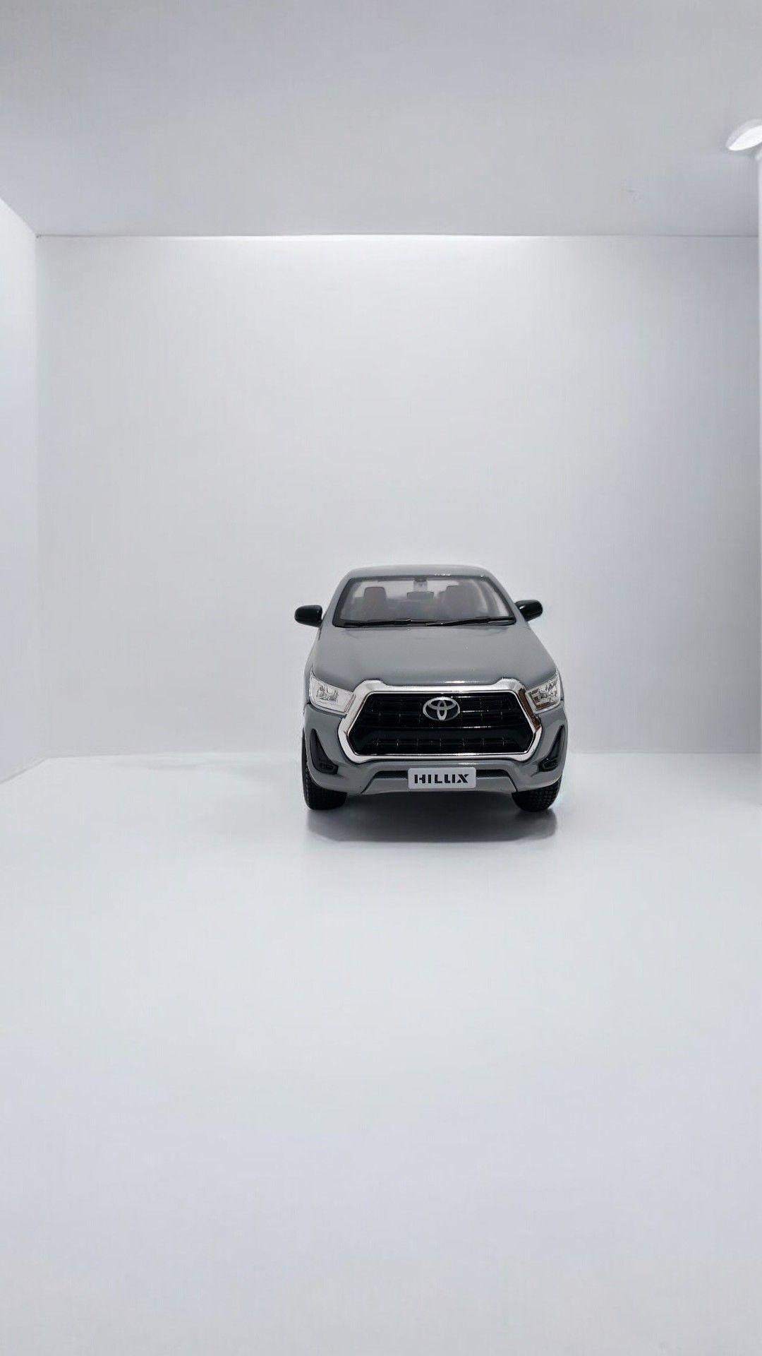 Toyota Hilux a escala 1 27 Gris-9