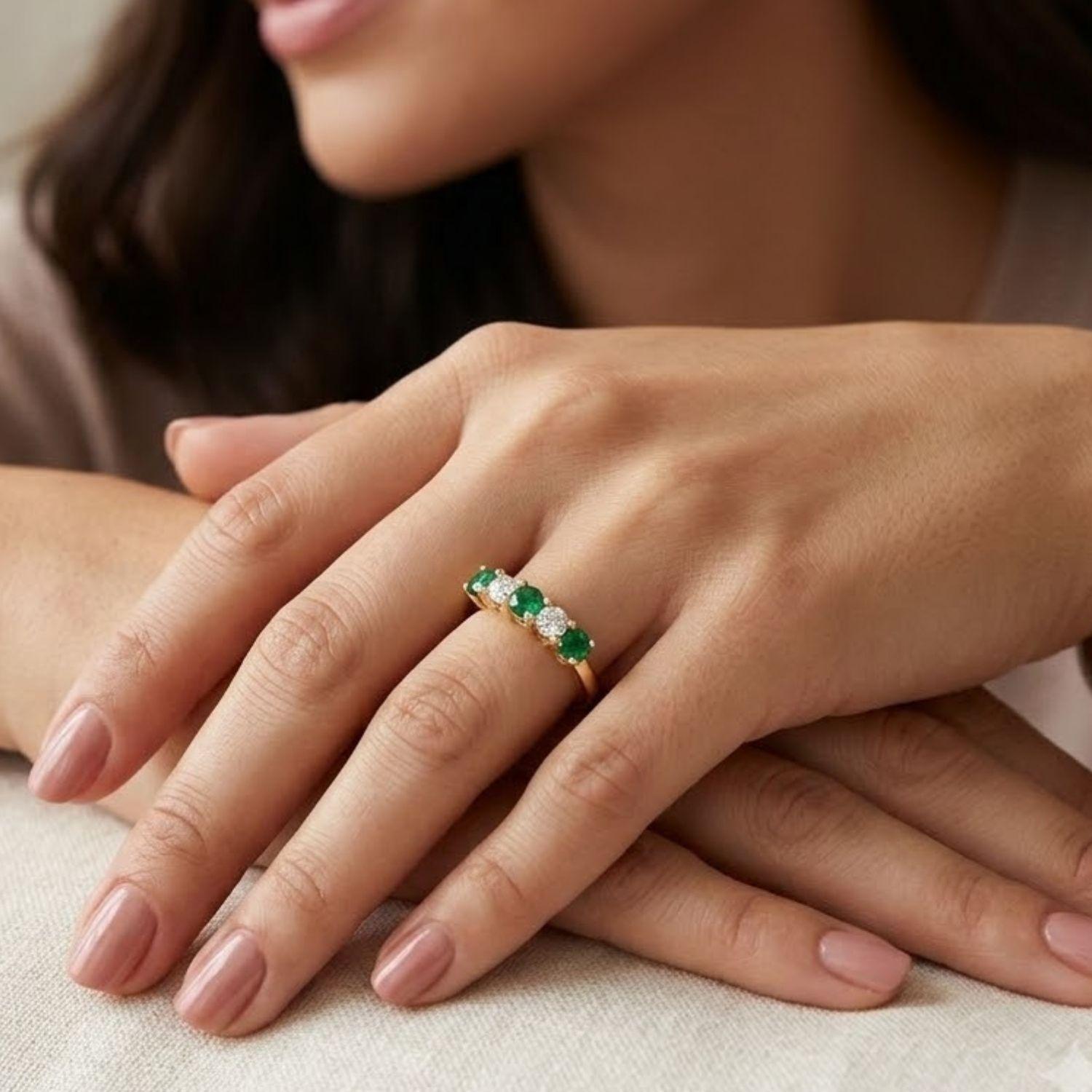 Anillo Oro Miel 18kt Cinco Piedras con Circonita Esmeraldina-3