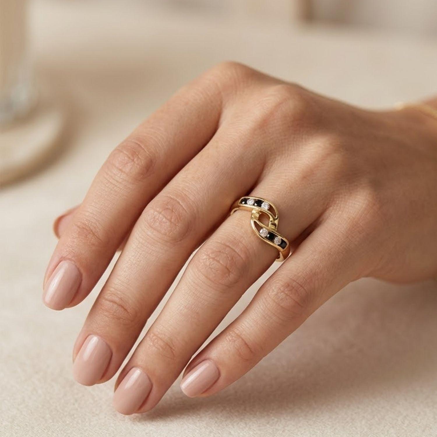 Anillo Oro Miel 18kt Vínculo con Ónix y Circonitas-3