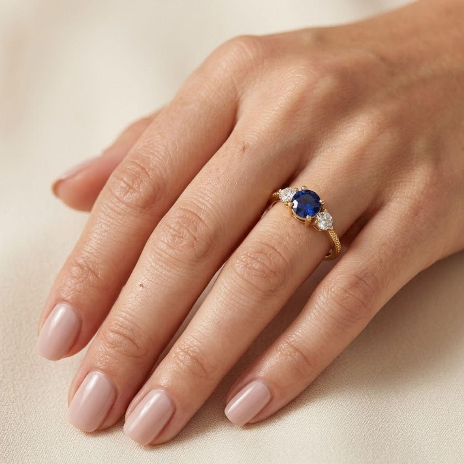 Anillo Oro Miel 18kt Trilogía con Circonita Zafiro-3