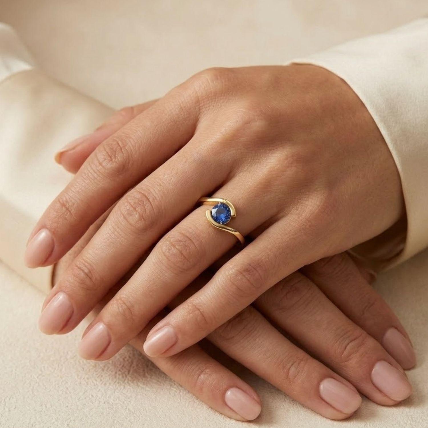 Anillo Oro Miel 18kt Ondas con Circonita Zafiro-3