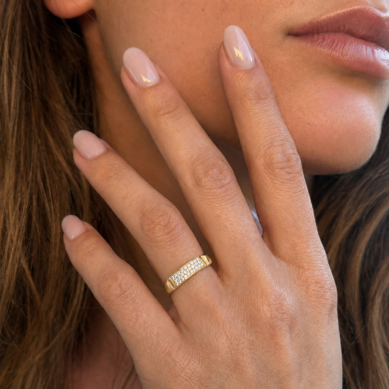 Anillo de Oro 18kt Relieve con Circonitas-3