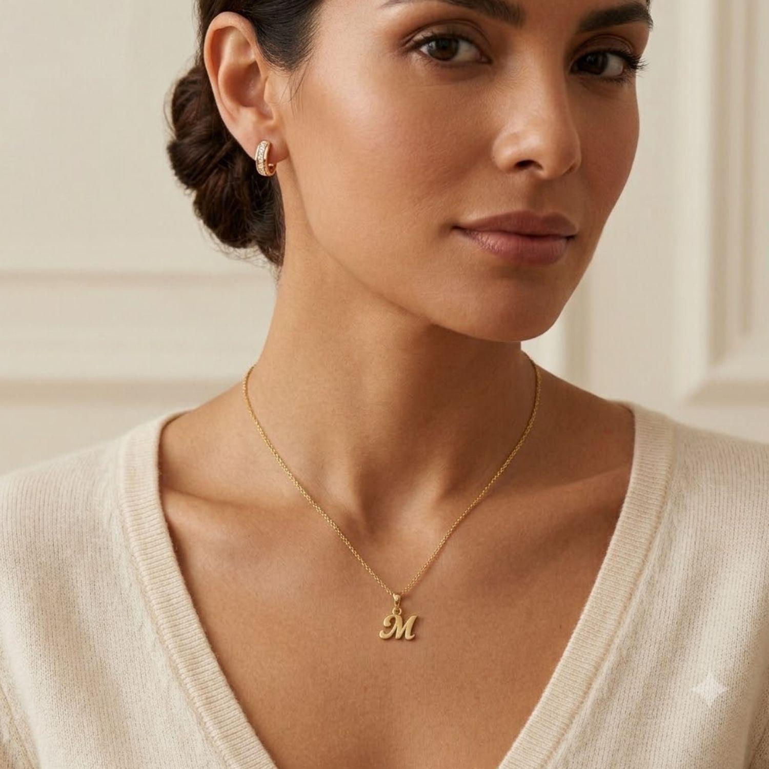 Colgante de Oro Miel 18kt Letra Gótica M-3