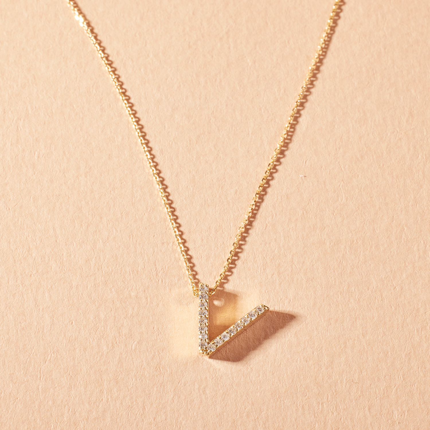 Collar Oro Amarillo 18kt Diamante Letra V 9Pts | Danielle Costantini-2