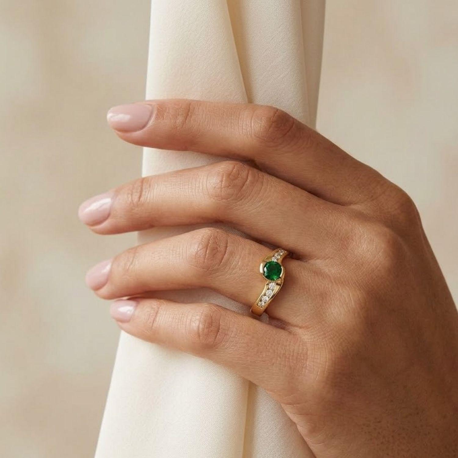 Anillo Oro Miel 18kt Solitario con Circonita Esmeraldina y Circonitas Blancas-3