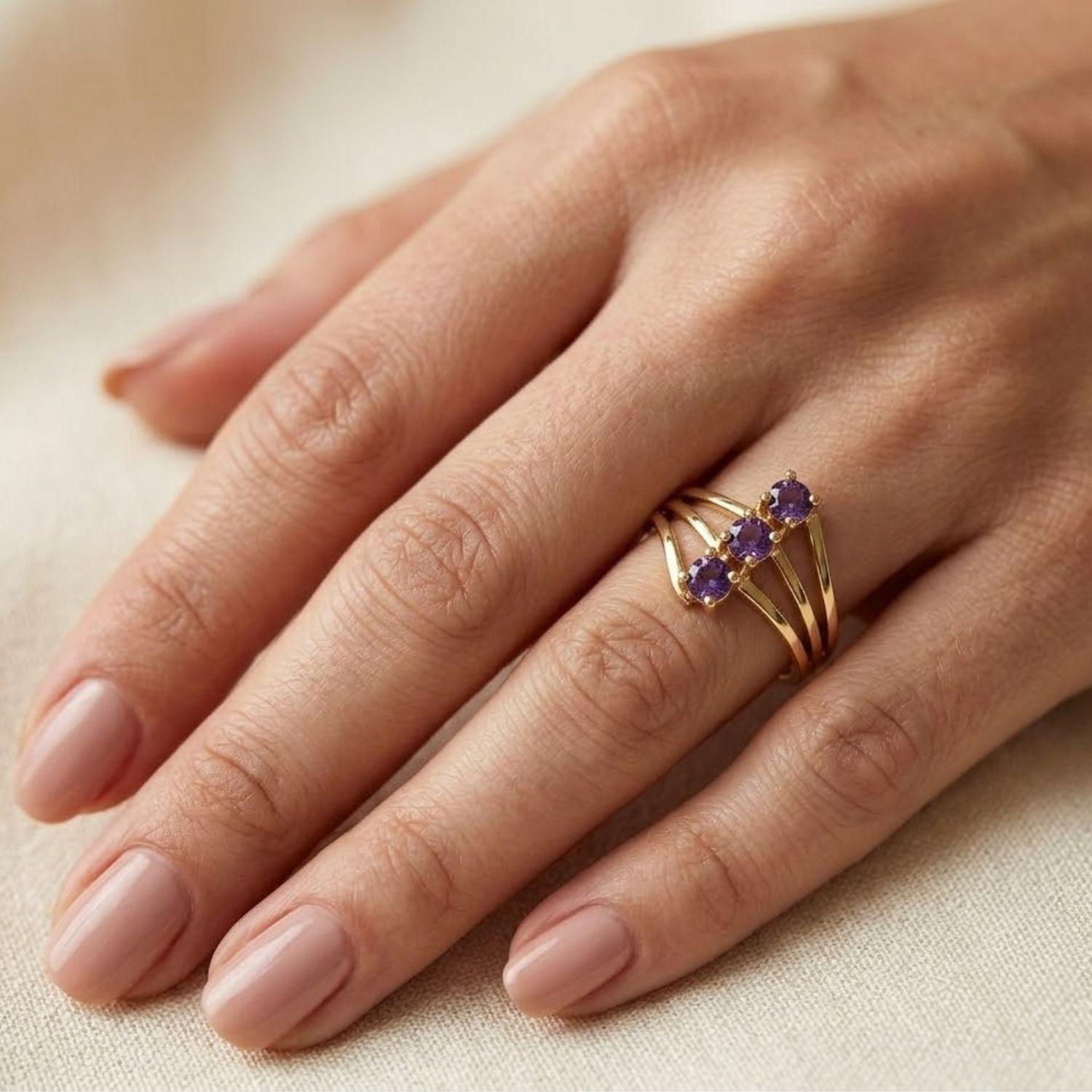 Anillo Oro Miel 18kt Trilogía con Amatista-3