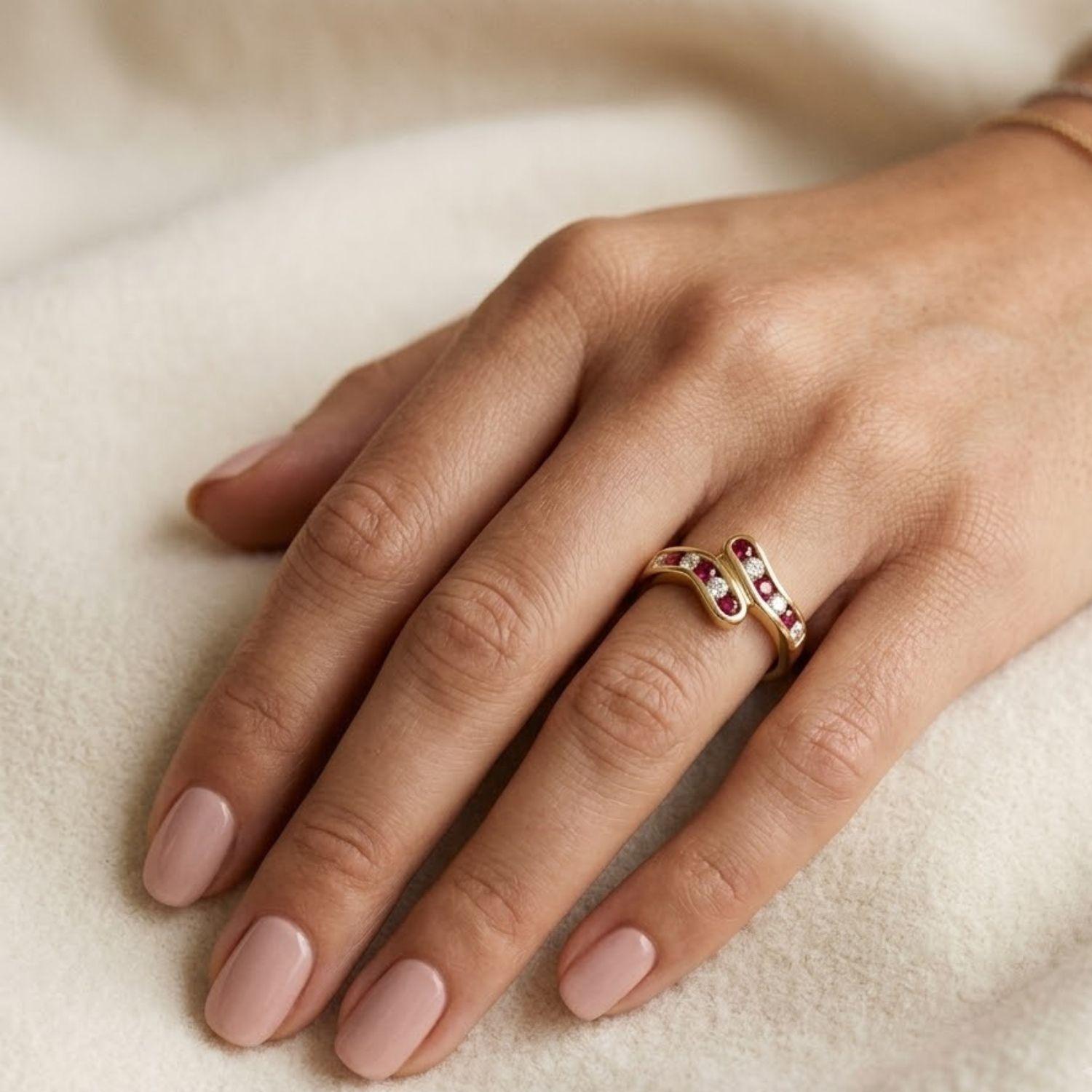 Anillo Oro Miel 18kt Ondas con Circonitas Rubí-3
