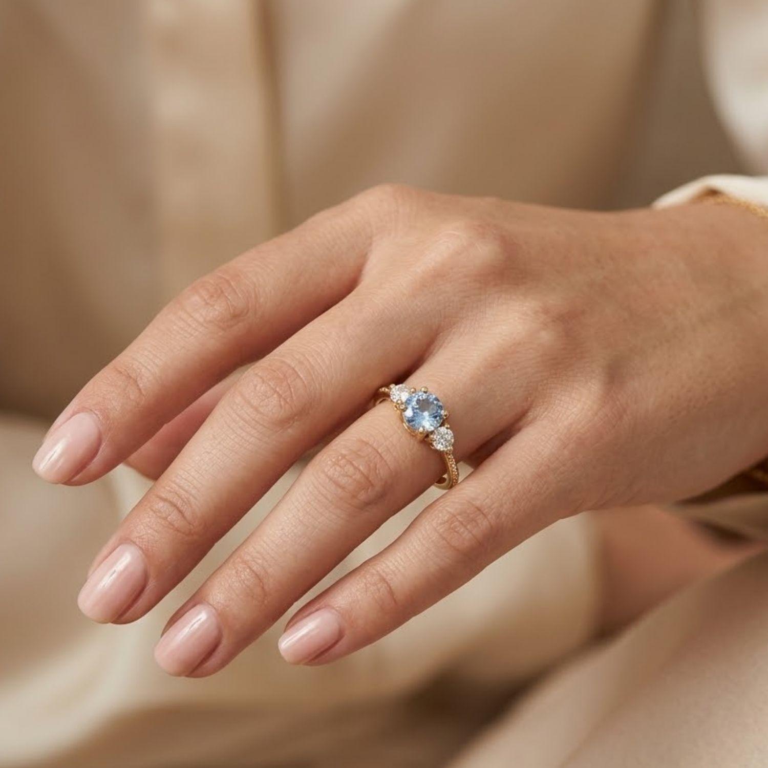 Anillo Oro Miel 18kt Trilogía con Circonita Aguamarina-3