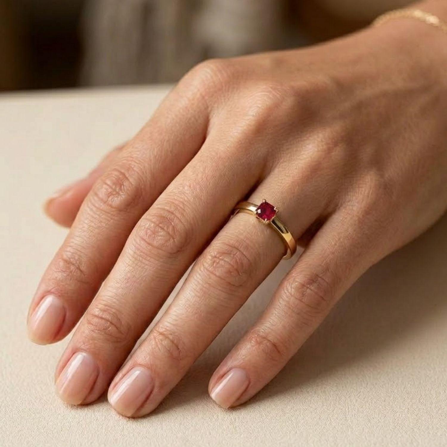 Anillo Oro Miel 18kt Solitario Cuadrado con Rubí-3